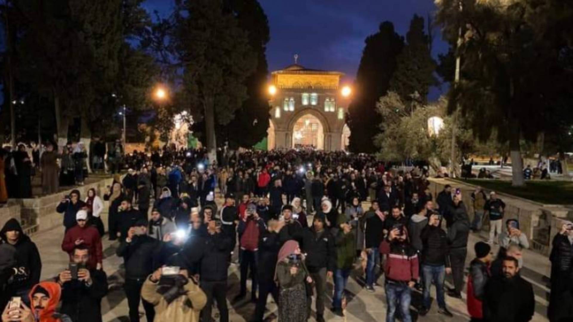 الآلاف يؤدون الفجر في الأقصى والإبراهيمي واندلاع مواجهات