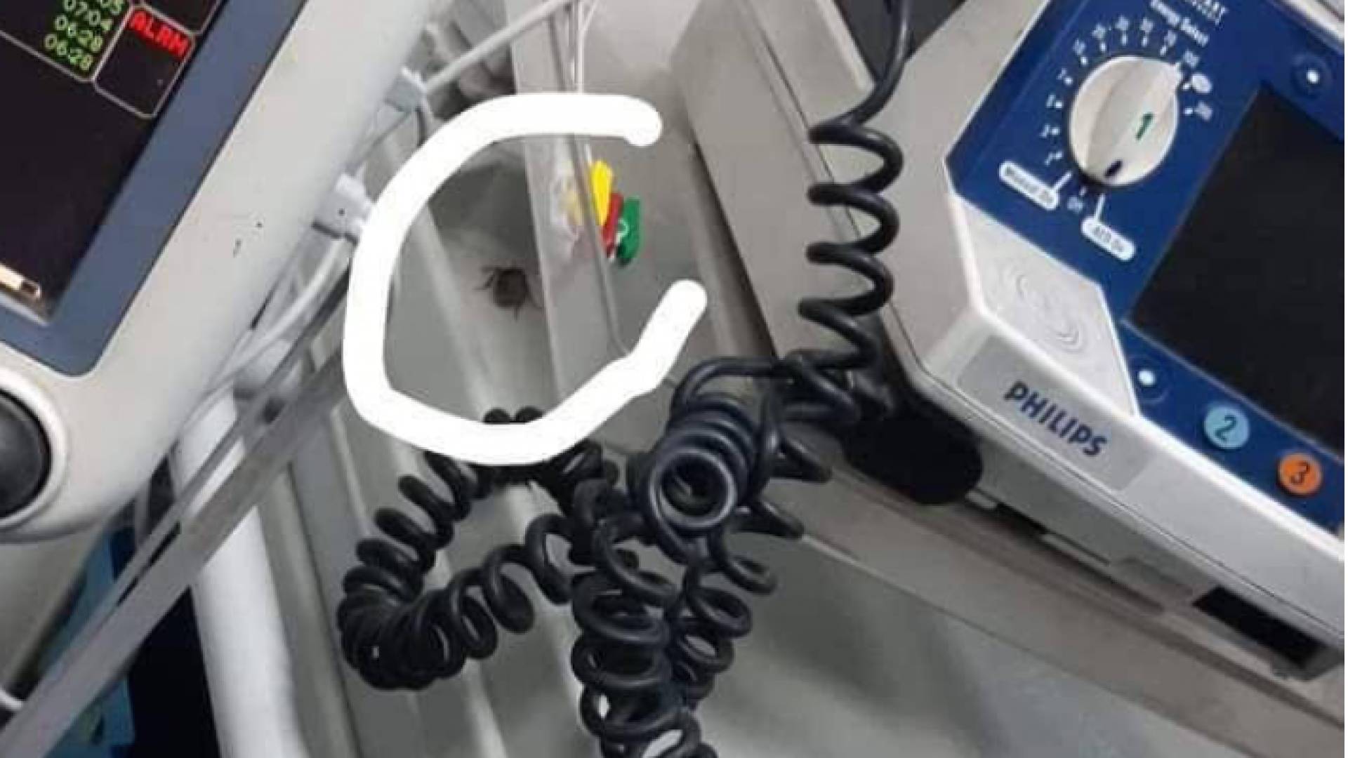 "صرصور" داخل قسم الانعاش في أحد المستشفيات الحكومية