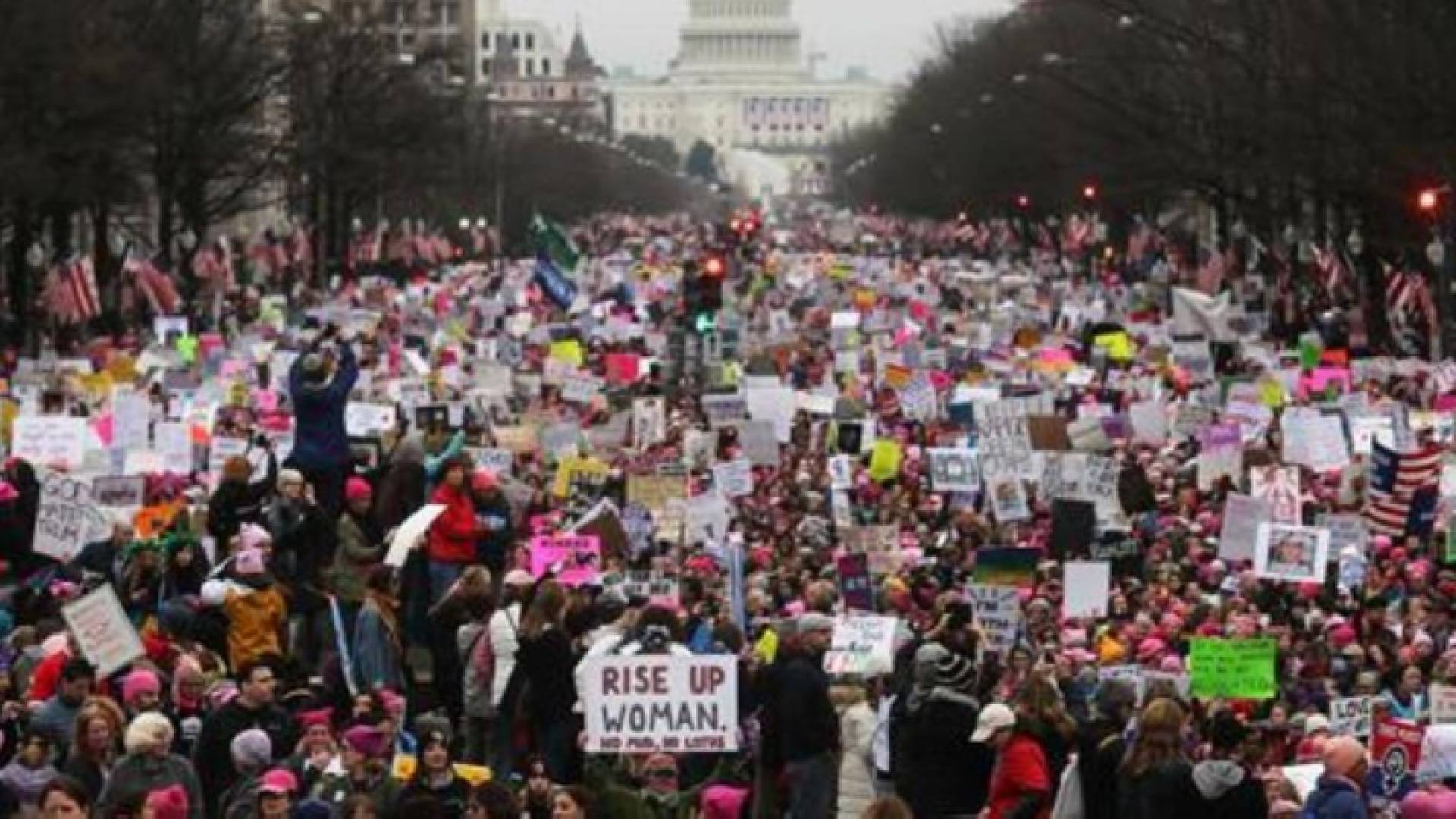 مسيرة نسوية بالآلاف ضد ترمب في واشنطن