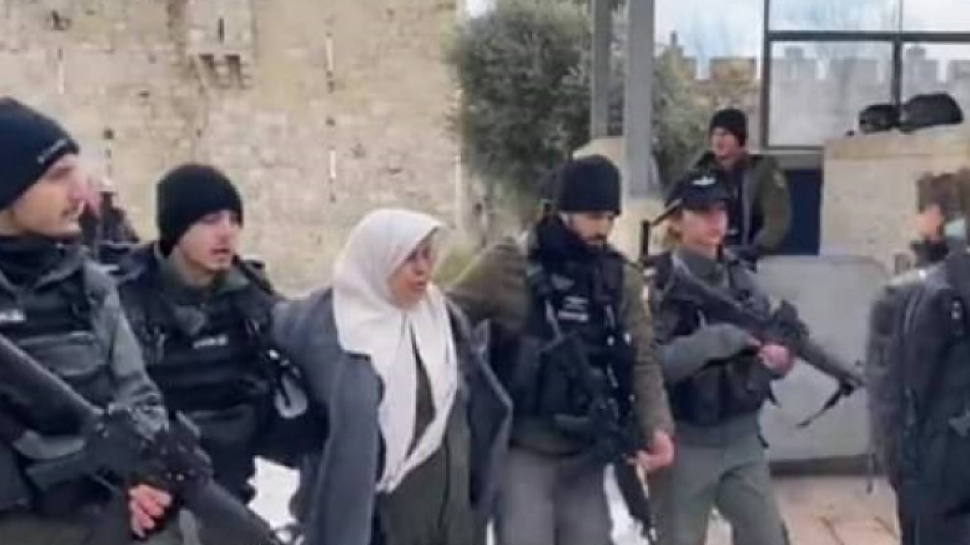 الاحتلال يعتقل فلسطينية أمام باب العامود وسط القدس