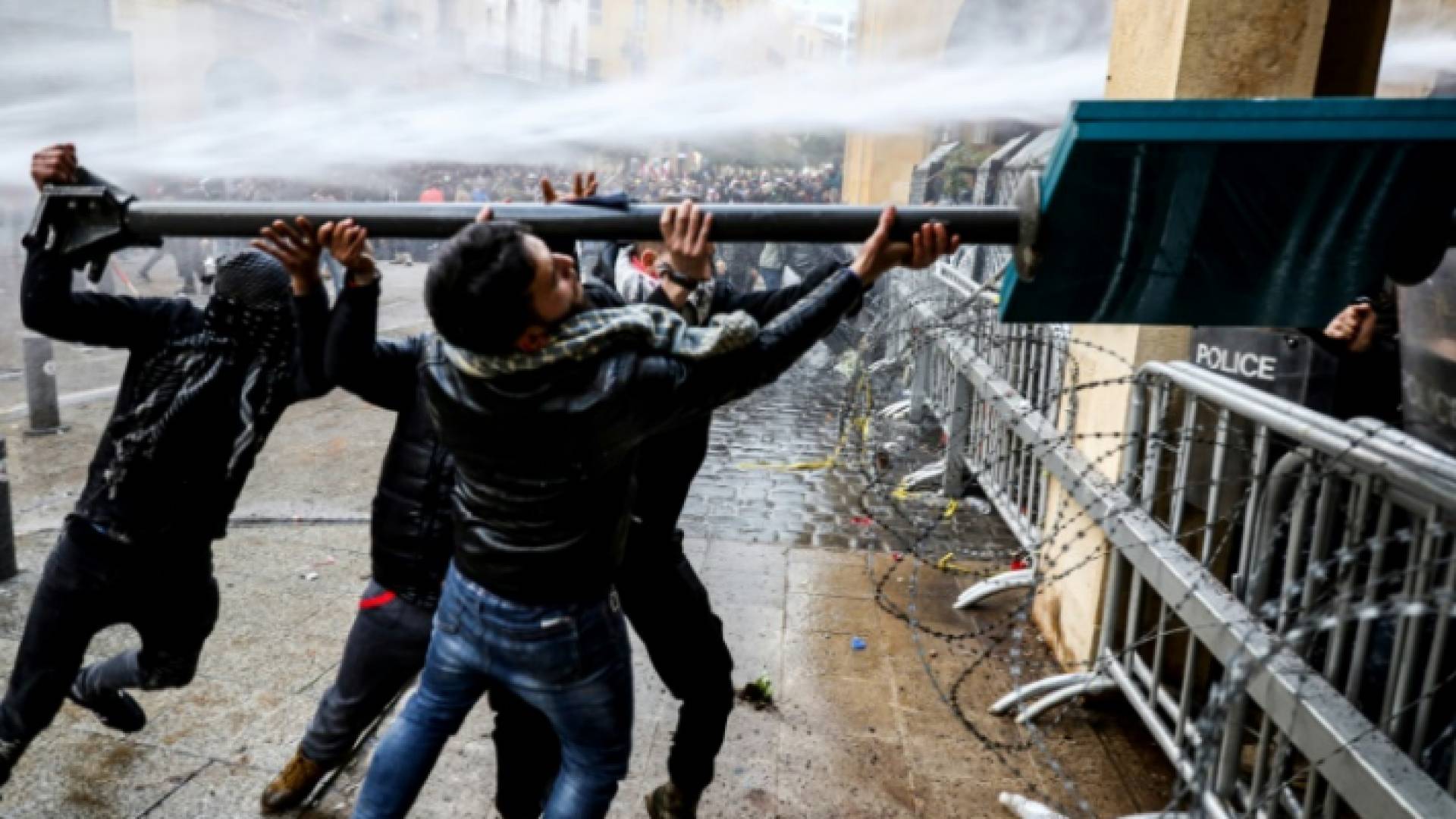 متظاهرون يهاجمون قوات مكافحة الشغب في وسط بيروت