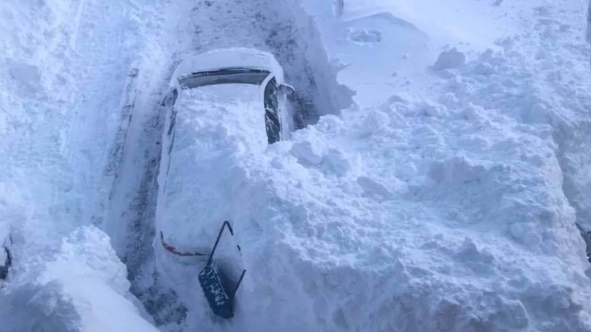 عاصفة ثلجية تغطى المنازل والسيارات في كندا