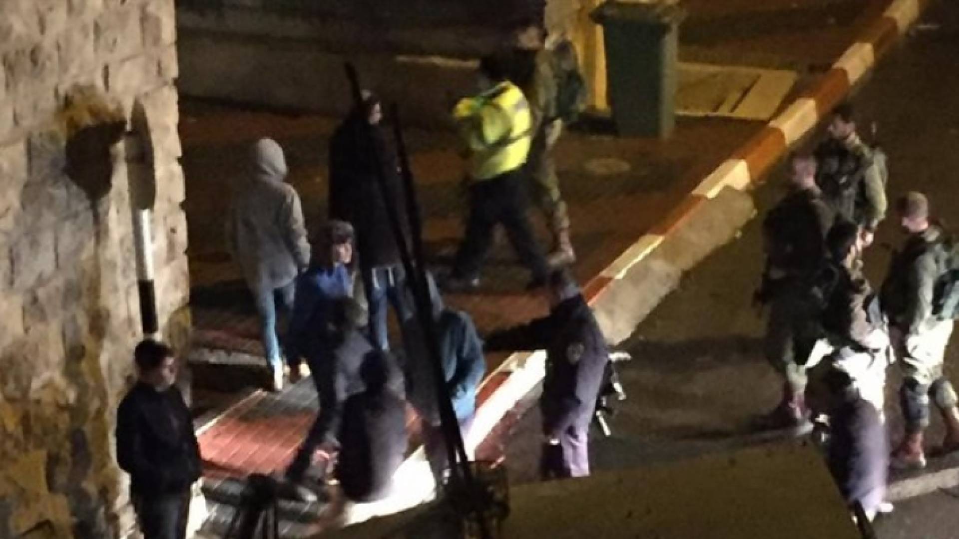 مستوطنون يهاجمون منازل المواطنين بالخليل