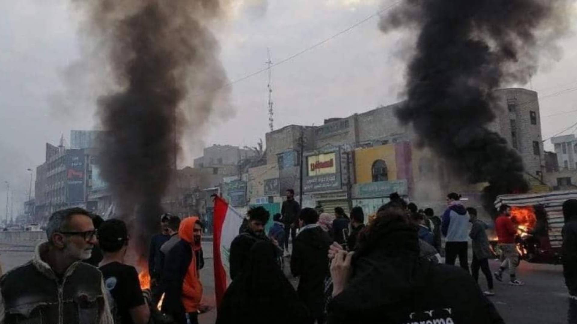 أغلق محتجون ساحة الطيران في العاصمة العراقية