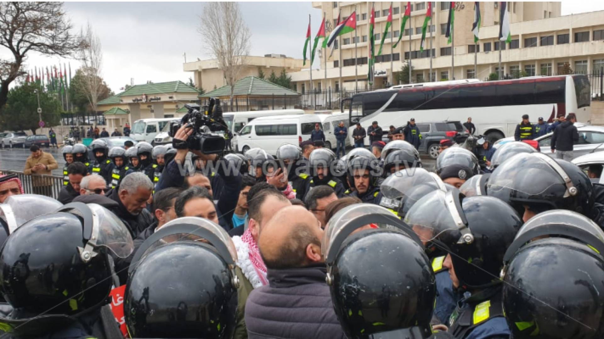 الأمن يمنع معتصمين ضد اتفاقية الغاز من دخول مجلس النواب