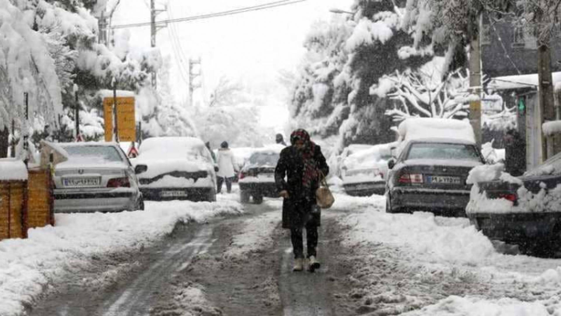 إغلاق المدارس وتأخير رحلات طيران في طهران جراء الثلوج