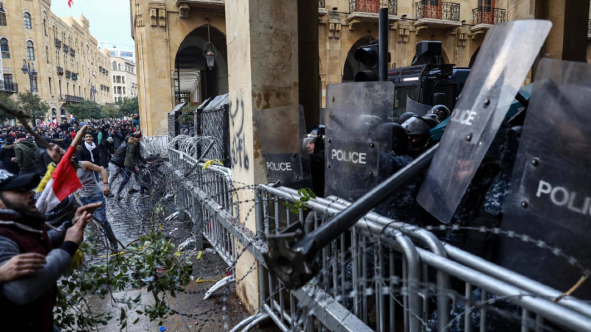 مواجهات بين قوات الأمن والمتظاهرين في وسط بيروت