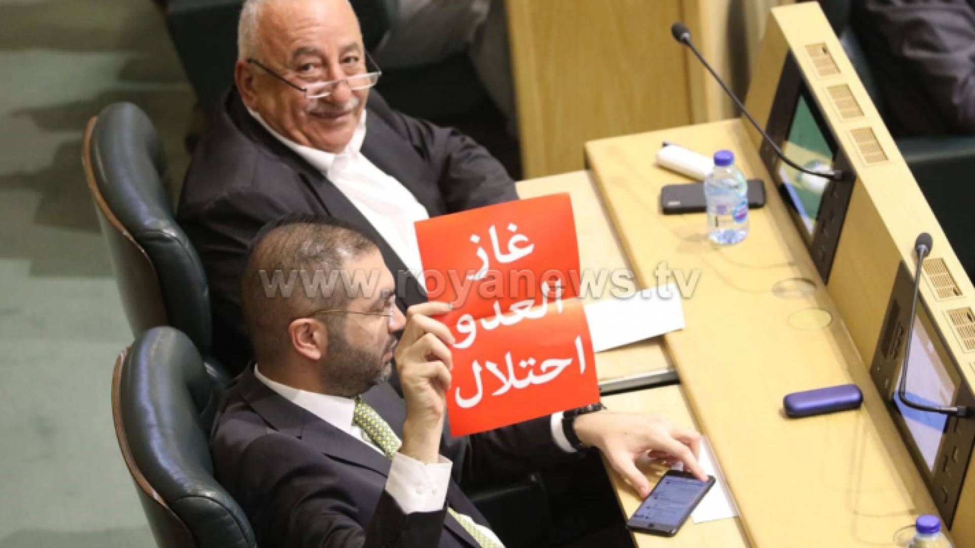 نواب يرفعون بوسترات تحت قبة البرلمان مكتوب عليها غاز العدو احتلال - ارشيفية