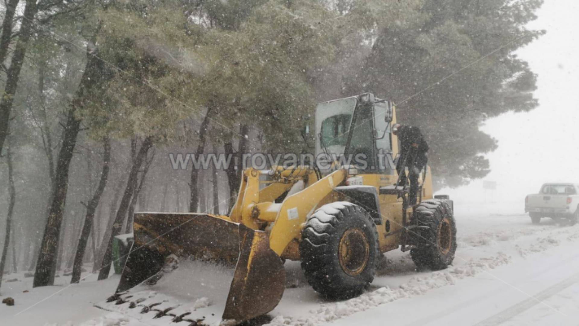 تساقط الثلوج بكثافة فوق الرشادية في الطفيلة صباح الثلاثاء