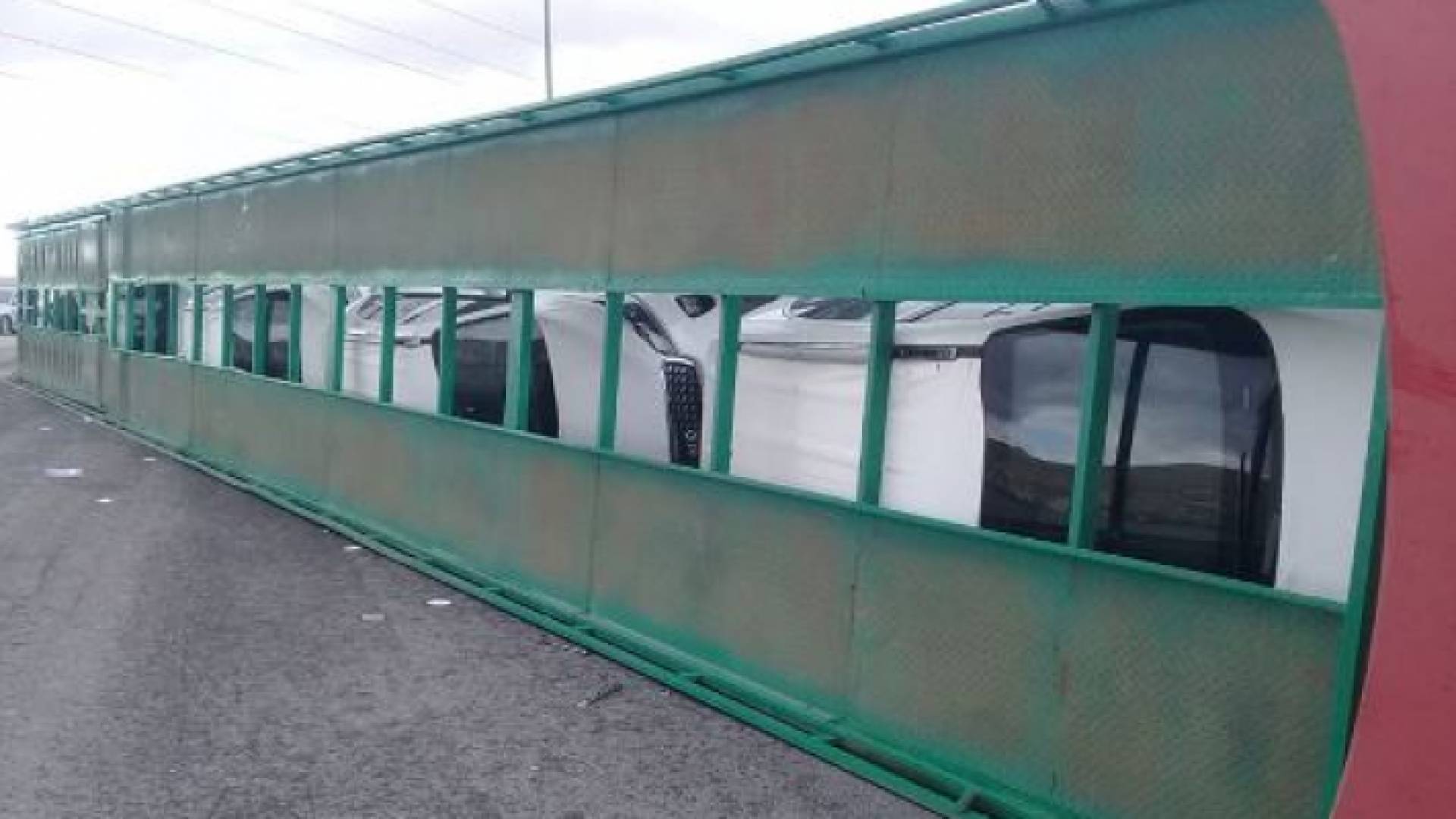 انقلاب ناقلة سيارات على طريق الـ 100