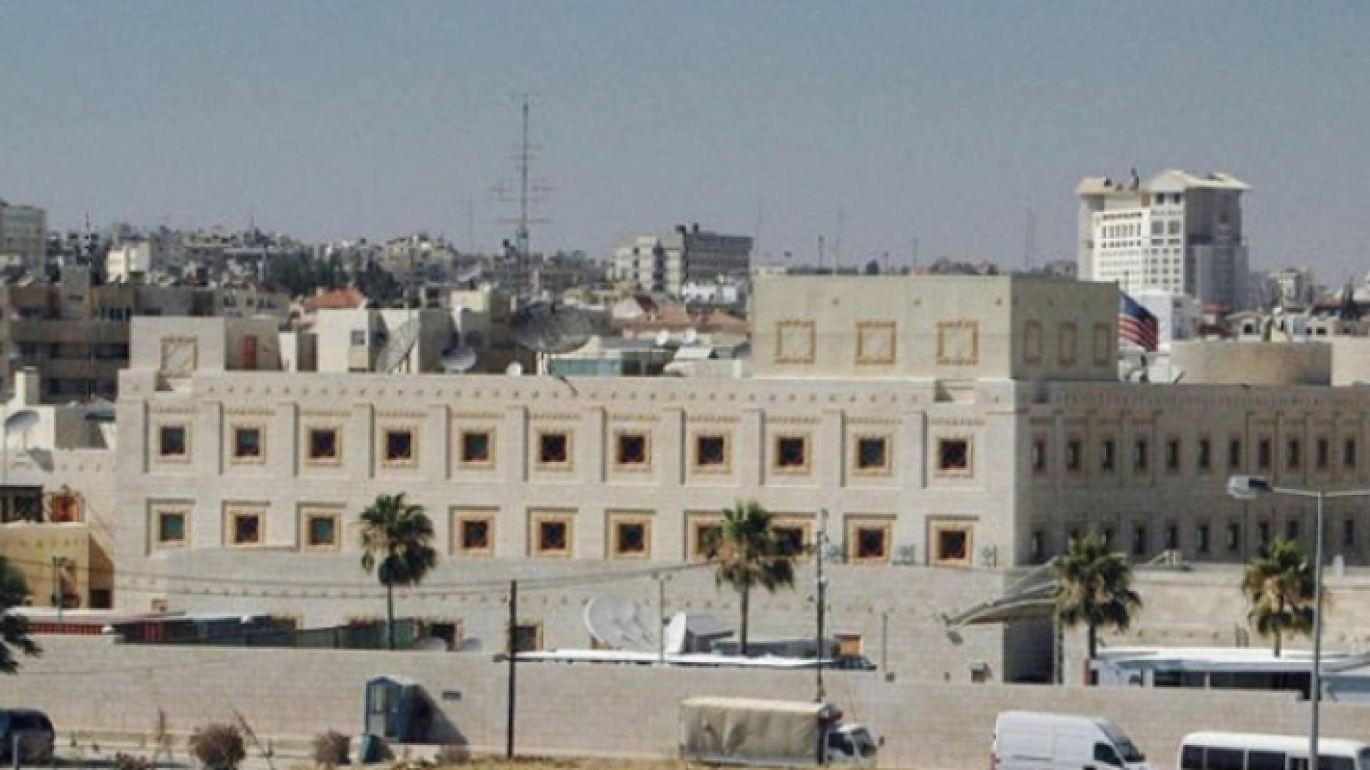 السفارة الأمريكية تقول لا تدع تكاليف الدراسة الباهظة تقف في طريقك