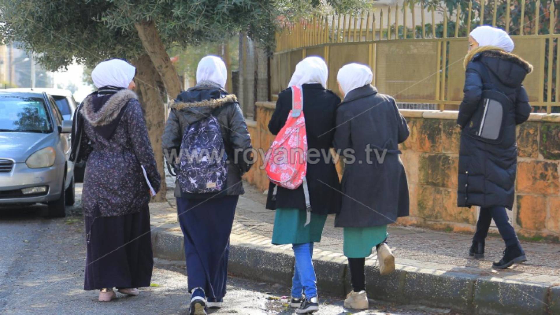 من امام احدى المدارس في عمان