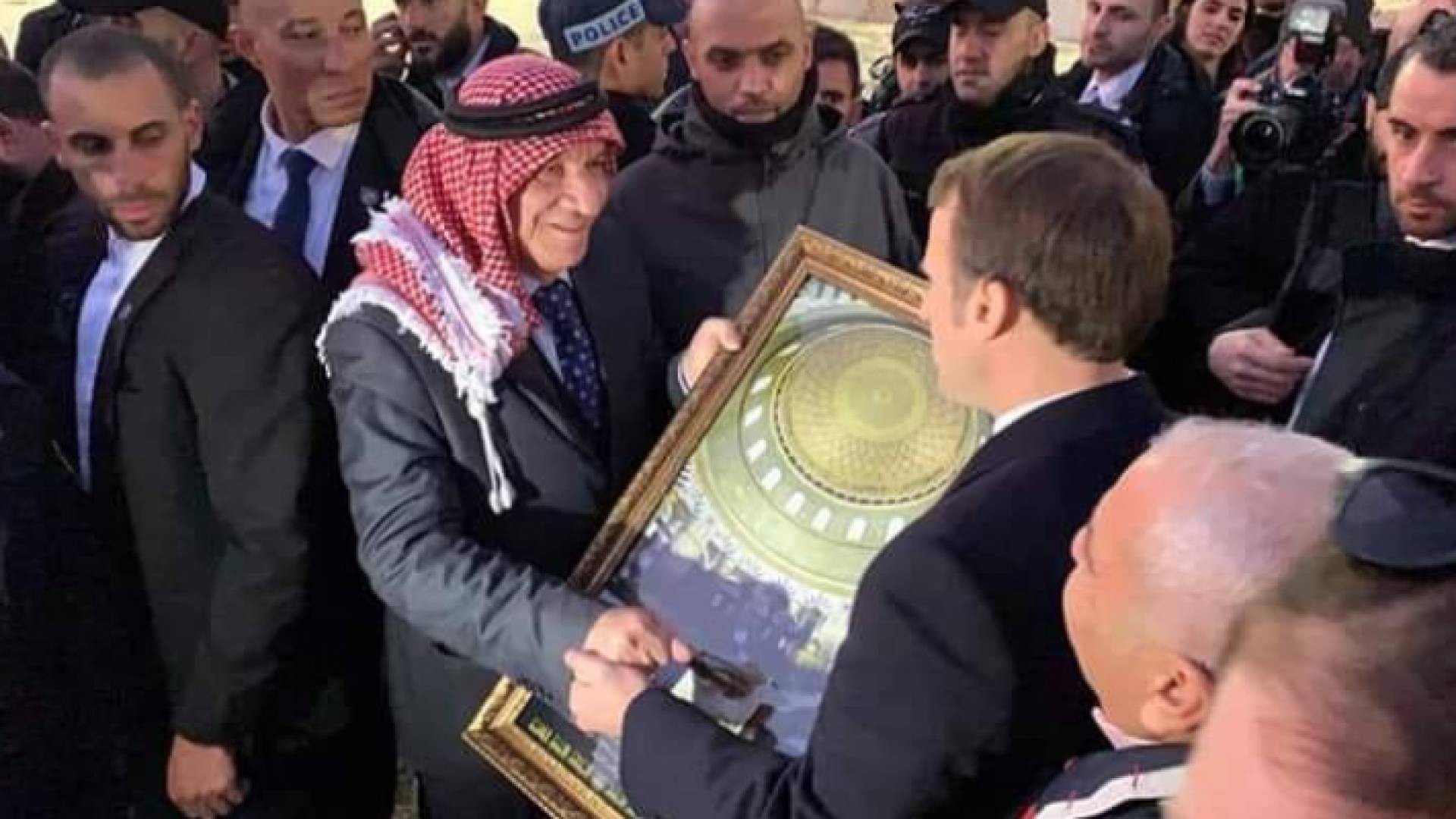 مدير عام اوقاف القدس يقدم هدية تذكارية لماكرون