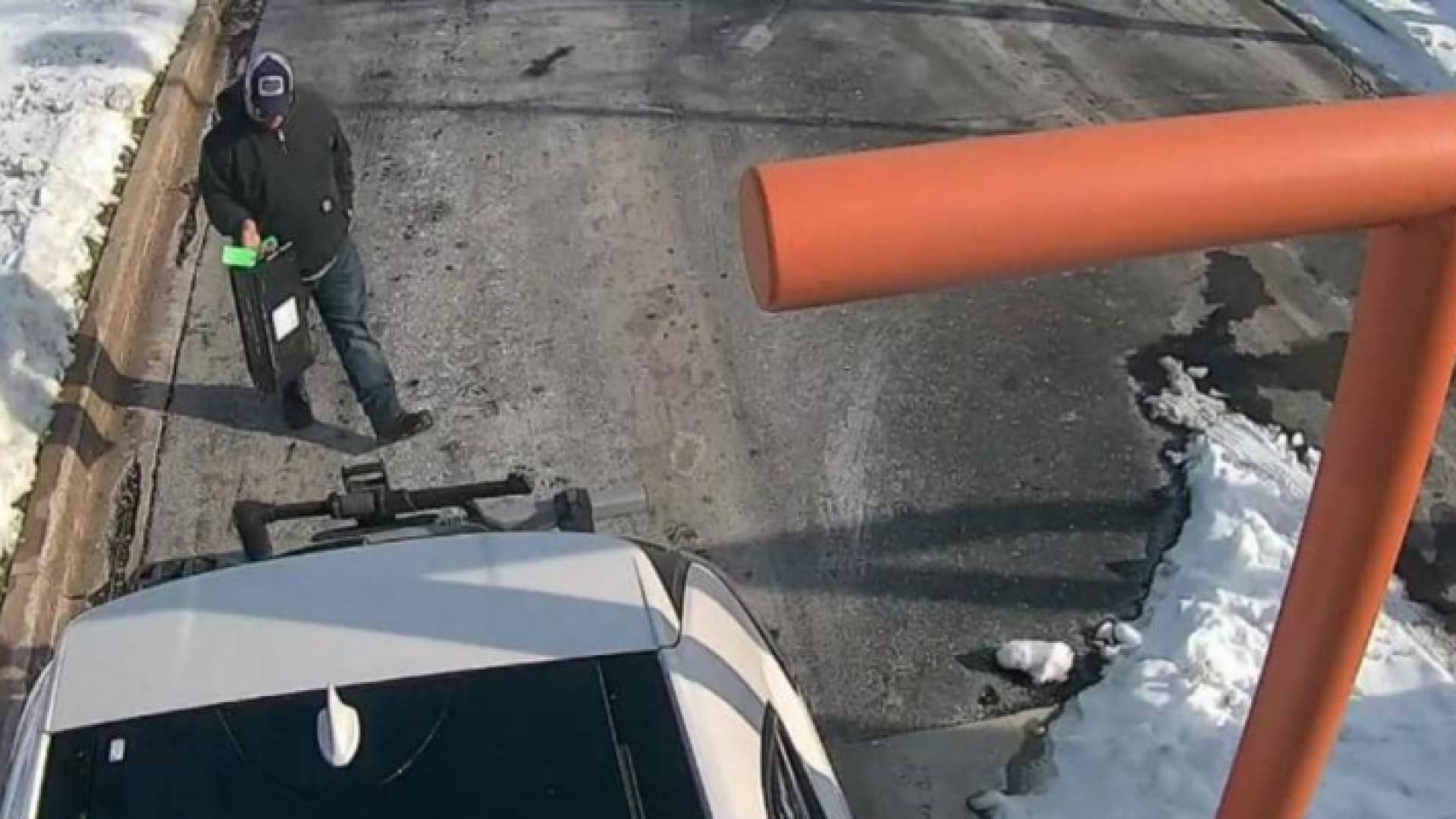 رجل عثر على صندوق مليء بالأموال