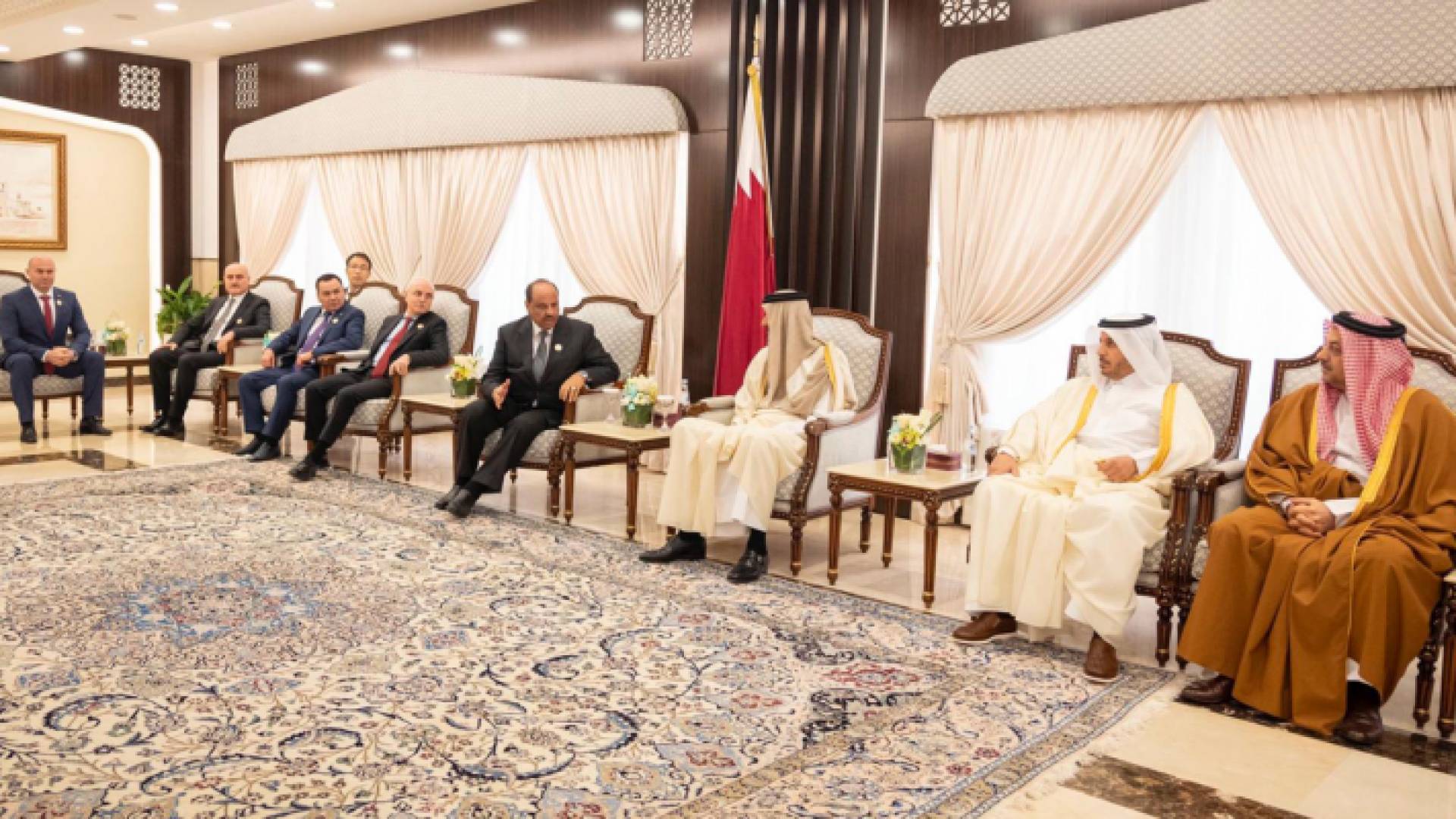 أمير قطر يستقبل وزير الداخلية