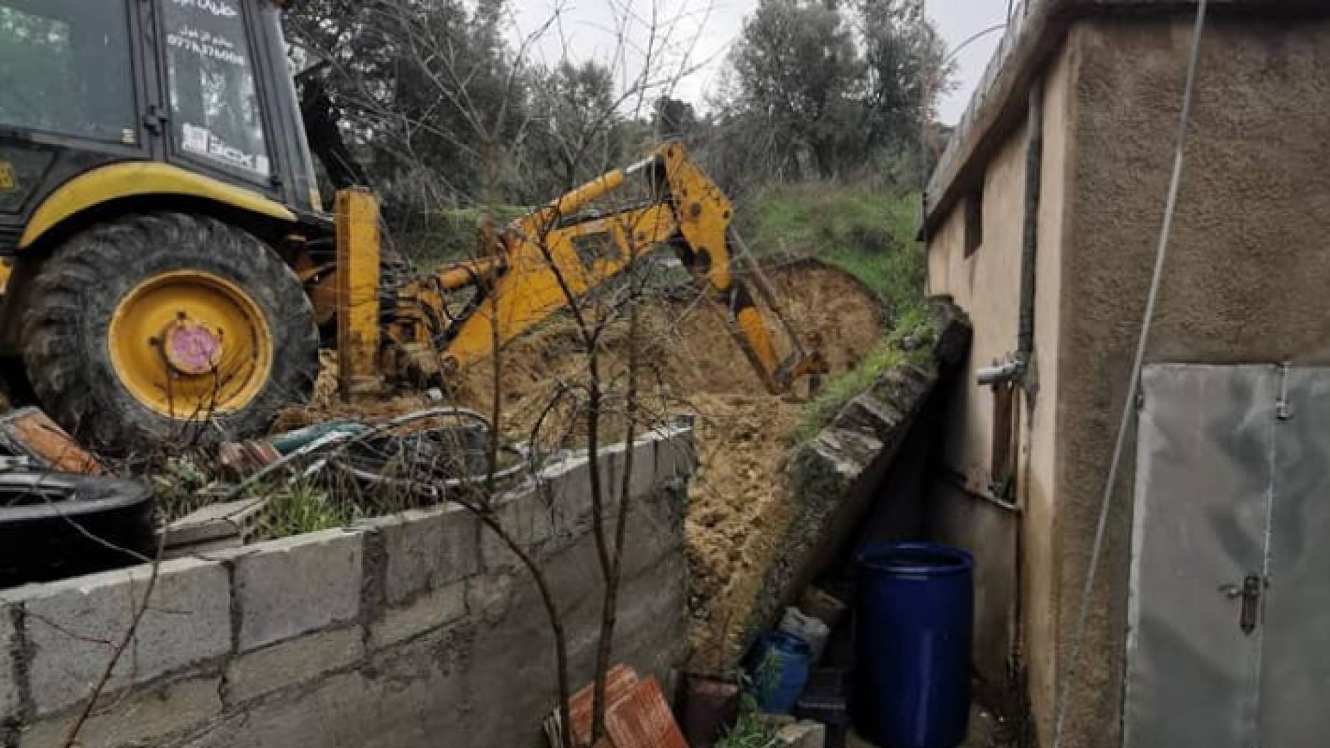 انهيار جدار على احد المنازل في عجلون