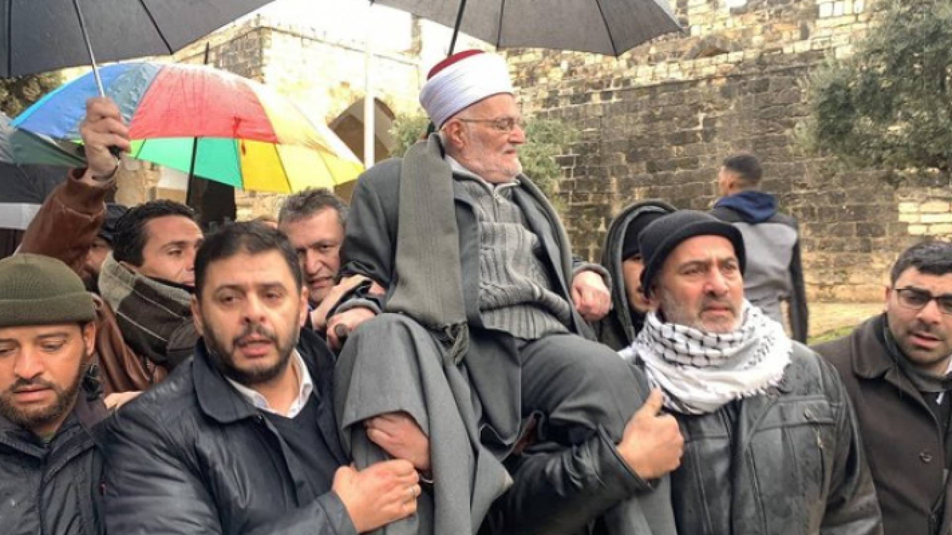 عكرمة صبري يتحدى الاحتلال ويدخل الأقصى