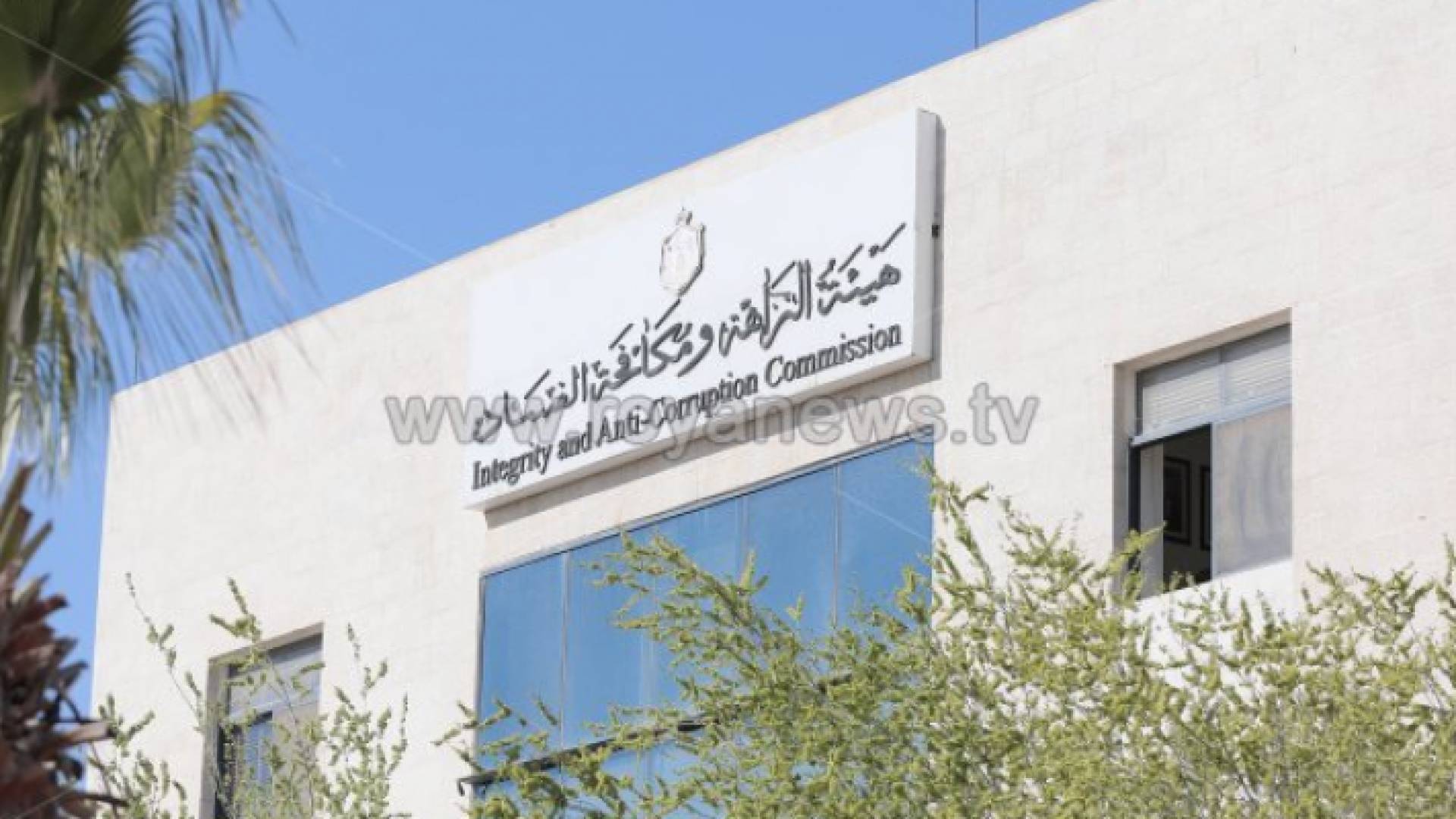 طلاب ابتدائي يسلمون "هيئة النزاهة" ميثاق شرف لمكافحة الفساد