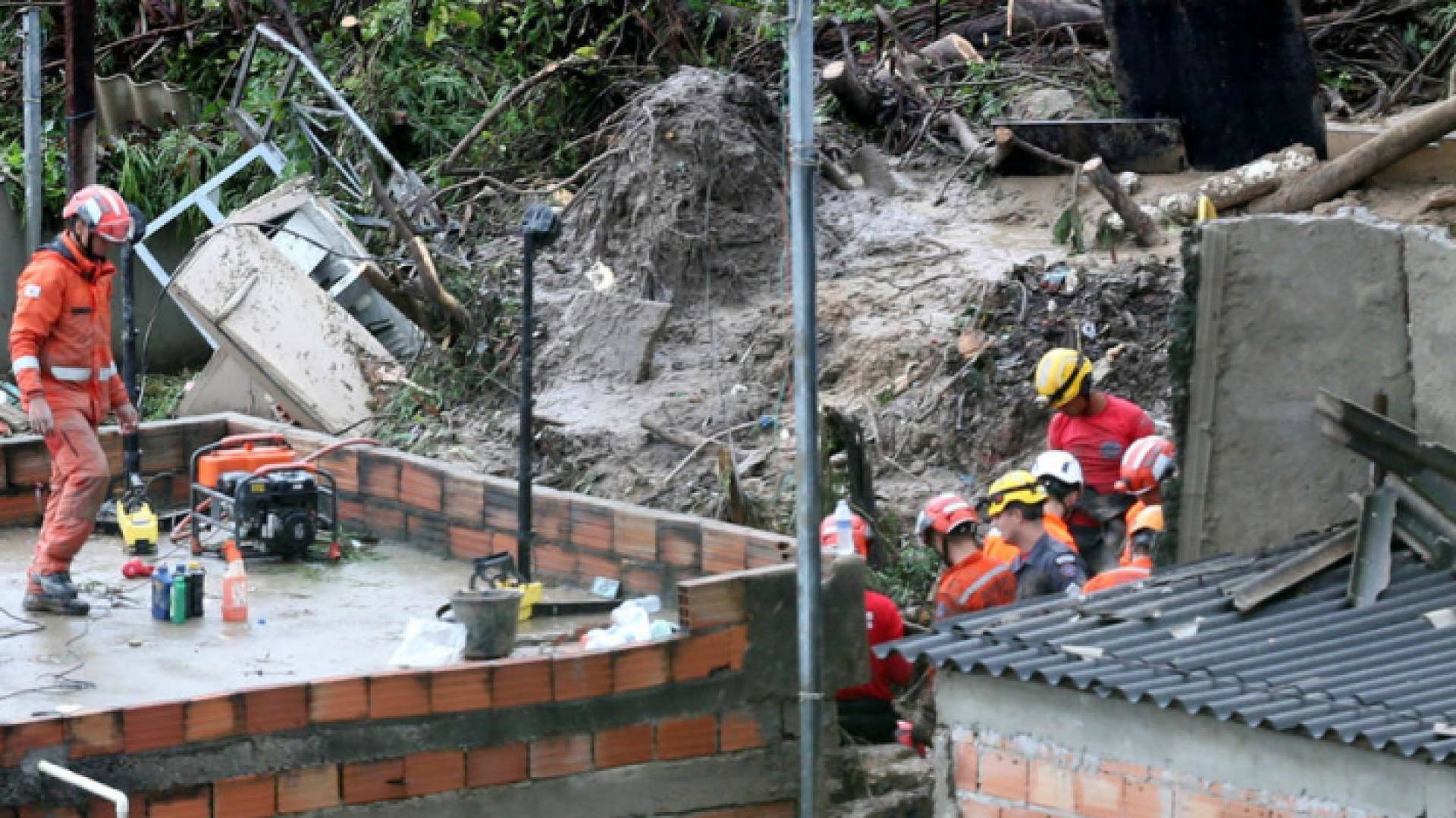 رجال الإنقاذ يبحثون عن ناجين بعد مرور عاصفة في حي فيلا المثالي في بيلو هوريزونتي - رويترز