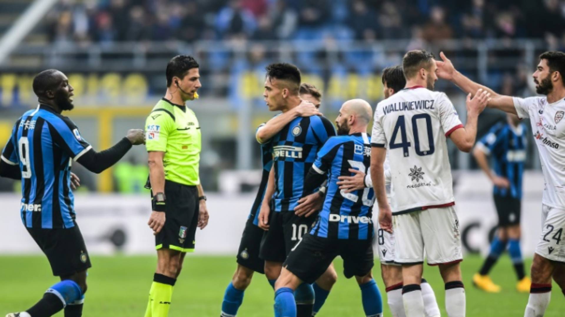 لاعب وسط انترميلان نيكولو باريلا يحاول تهدئة زميله الارجنتيني لاوتارو مارتينيز في اواخر المباراة