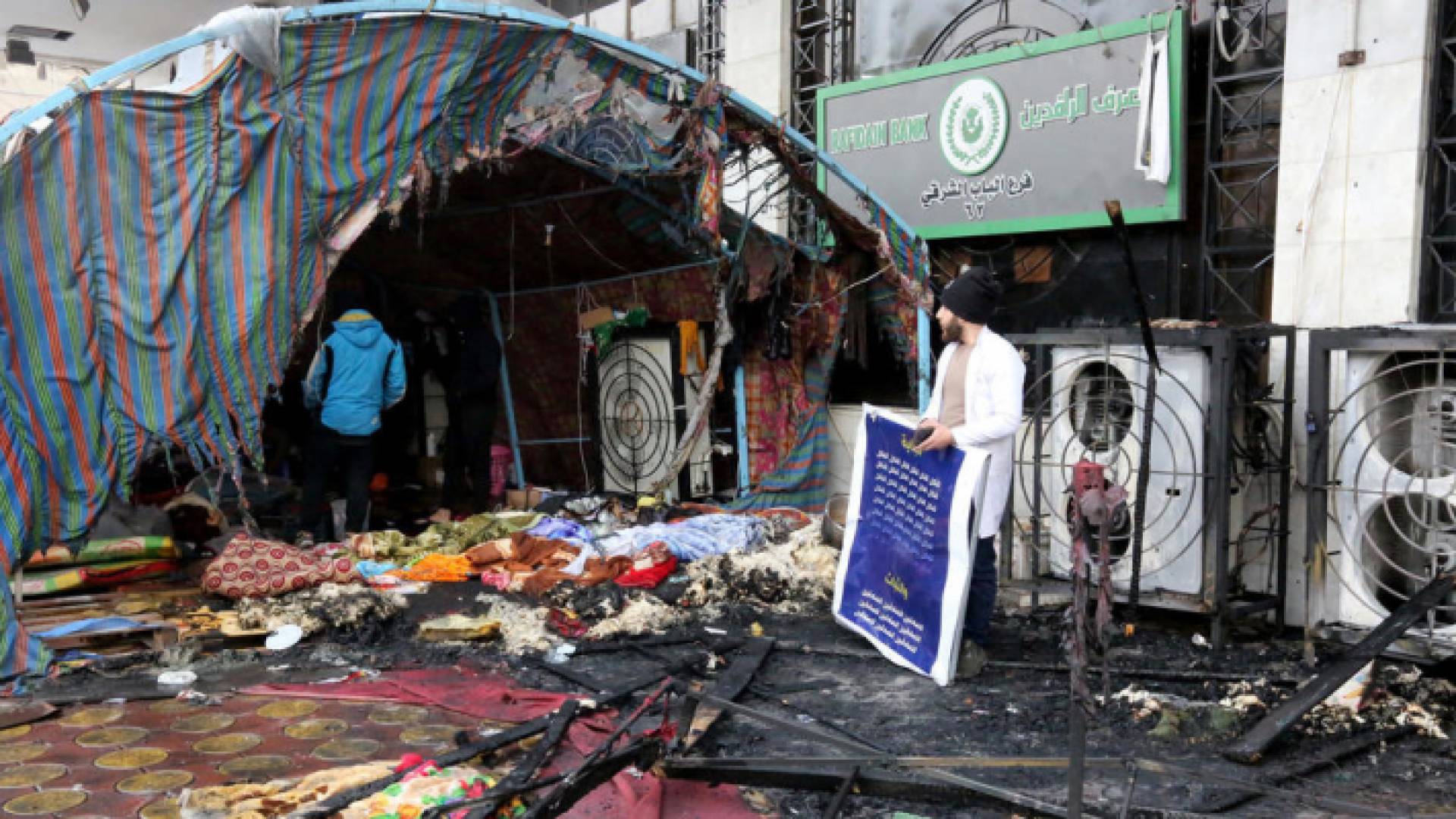 من أمام احدى خيم المعتصمين