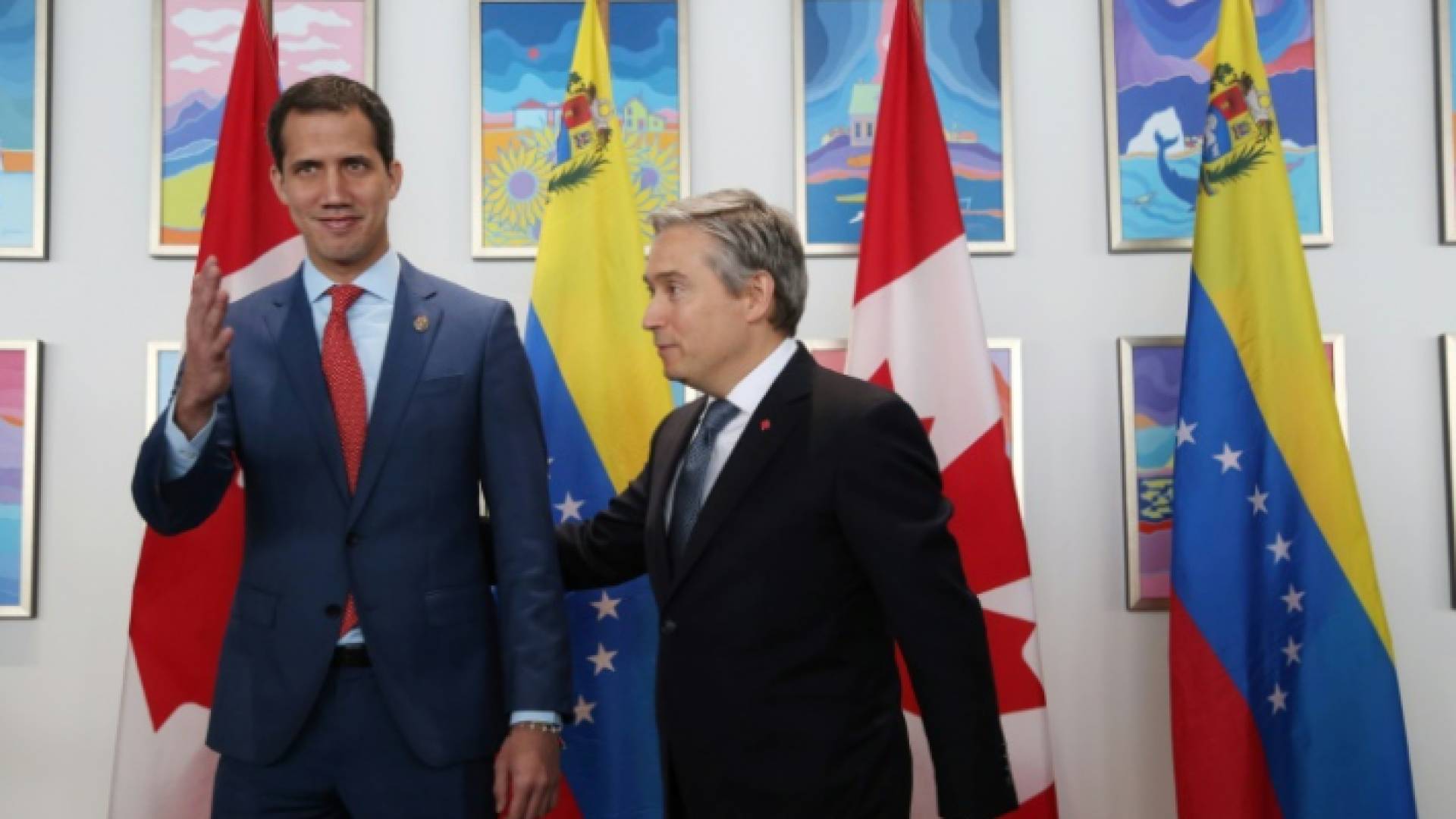 وزير الخارجية الكندي جان فيليب شامباني والمعارض الفنزويلي خوان غوايدو في أوتاوا