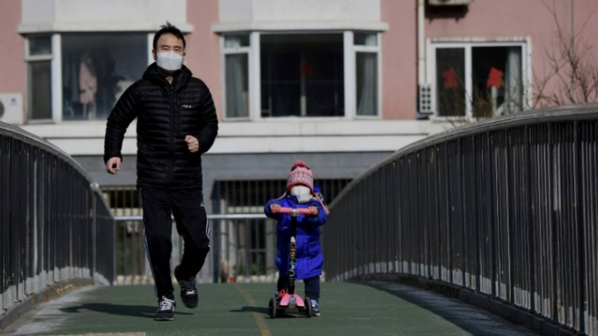 رجل وطفل يسيران في شوارع بكين
