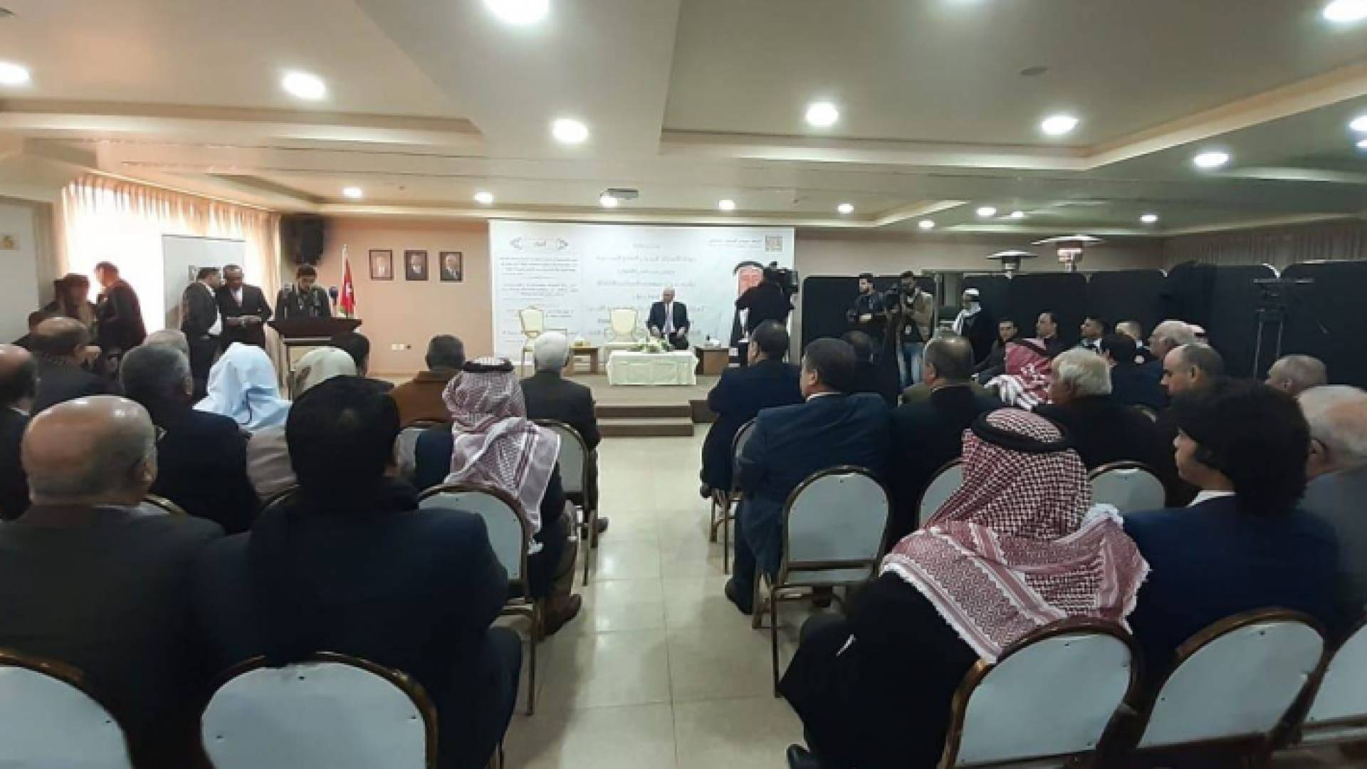 من الندوة