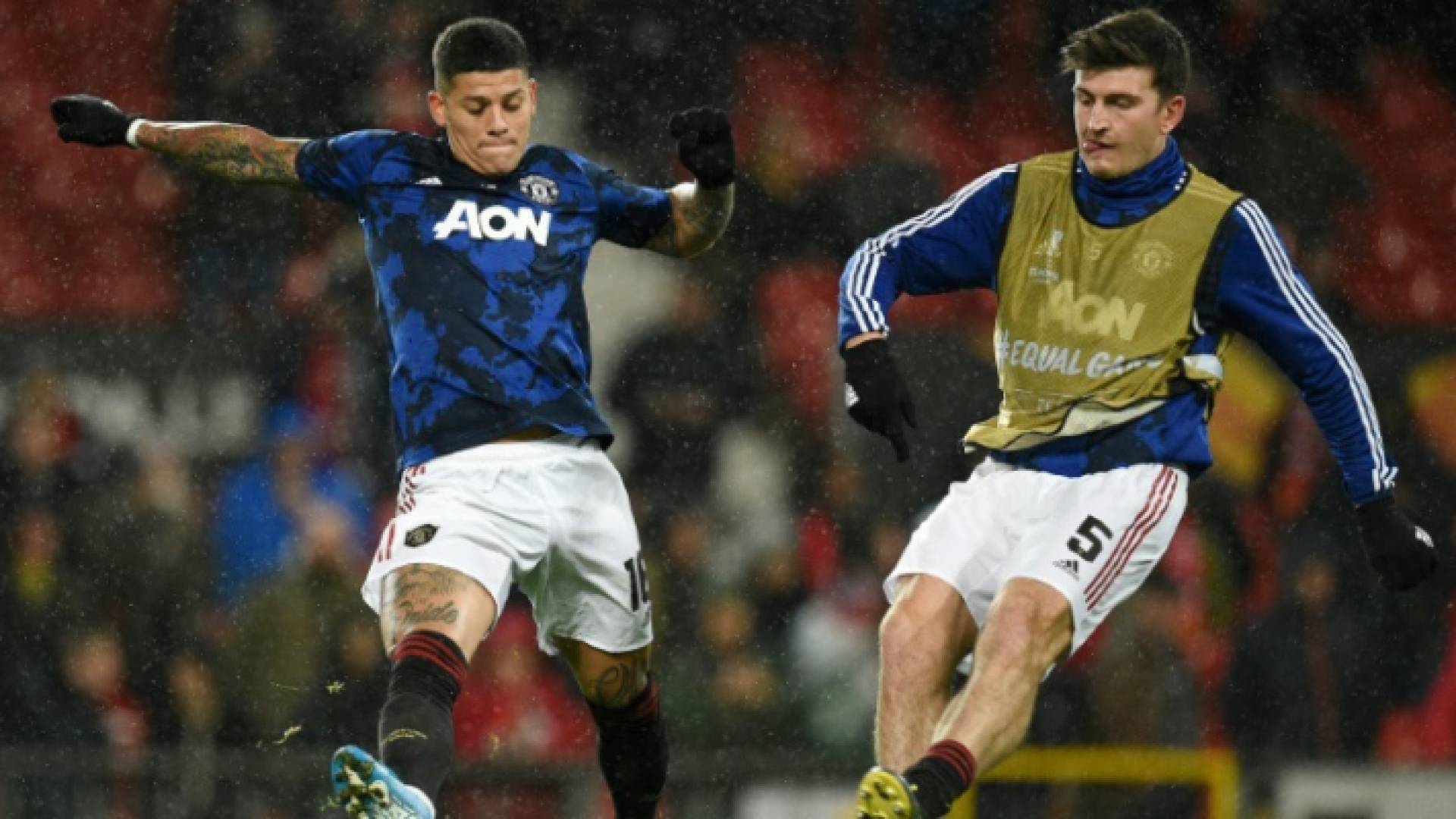 الارجنتيني ماركوس روخو (يسار) وزميله في مانشستر يونايتد الإنكليزي هاري ماغواير