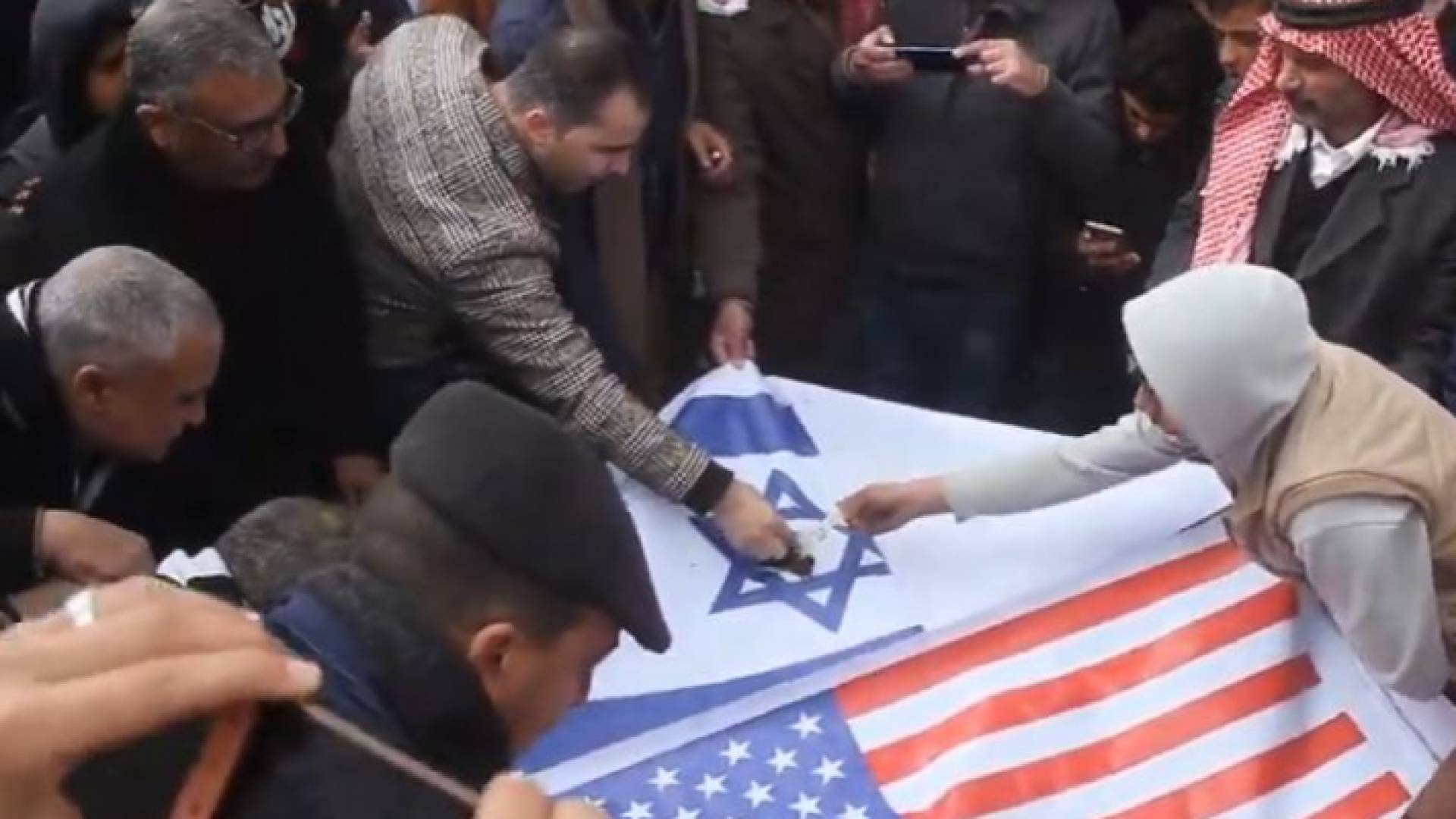 حرق علمي أمريكا وكيان الاحتلال في الكرك