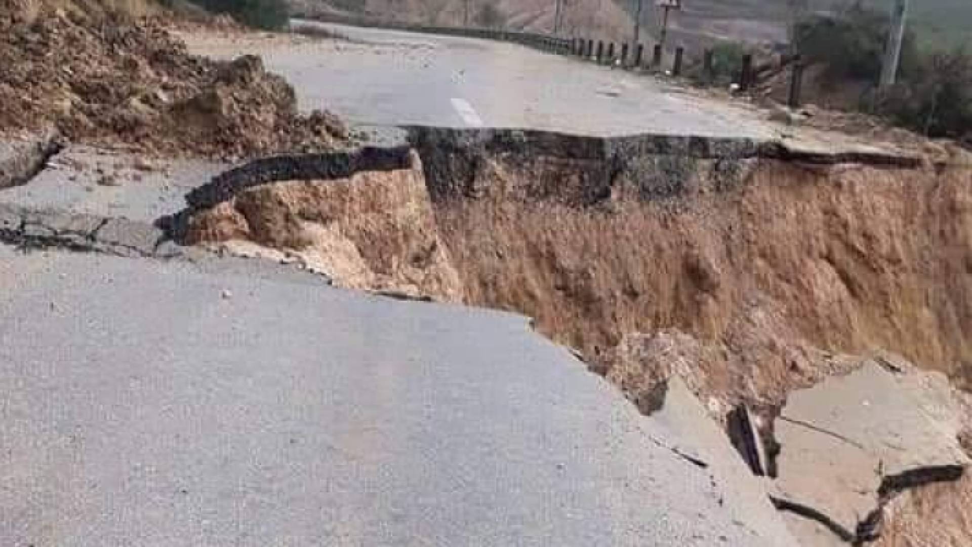 انهيار أجزاء جديده من طريق عمان - جرش