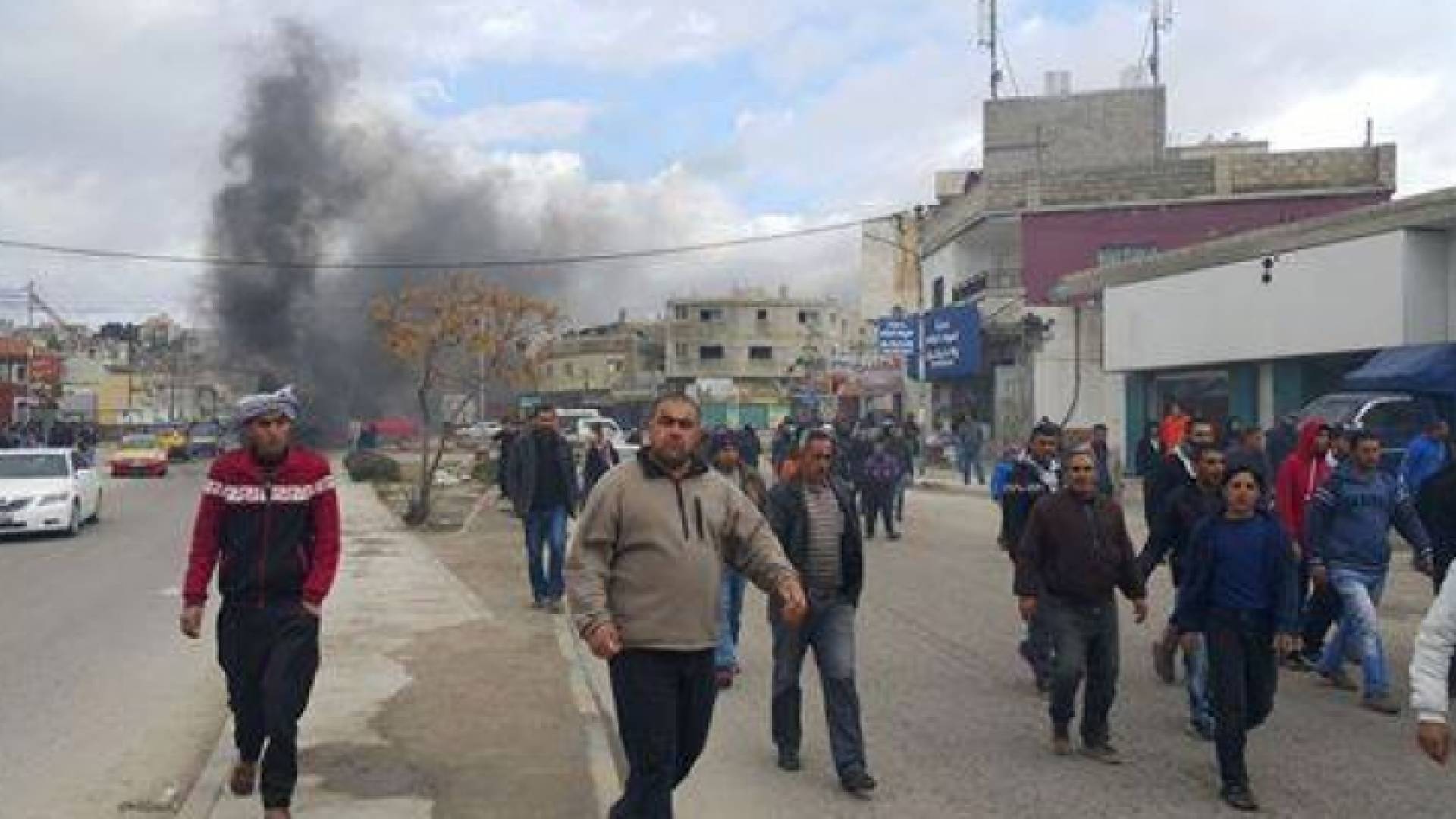 المحتجون أغلقوا الطريق الرئيسي