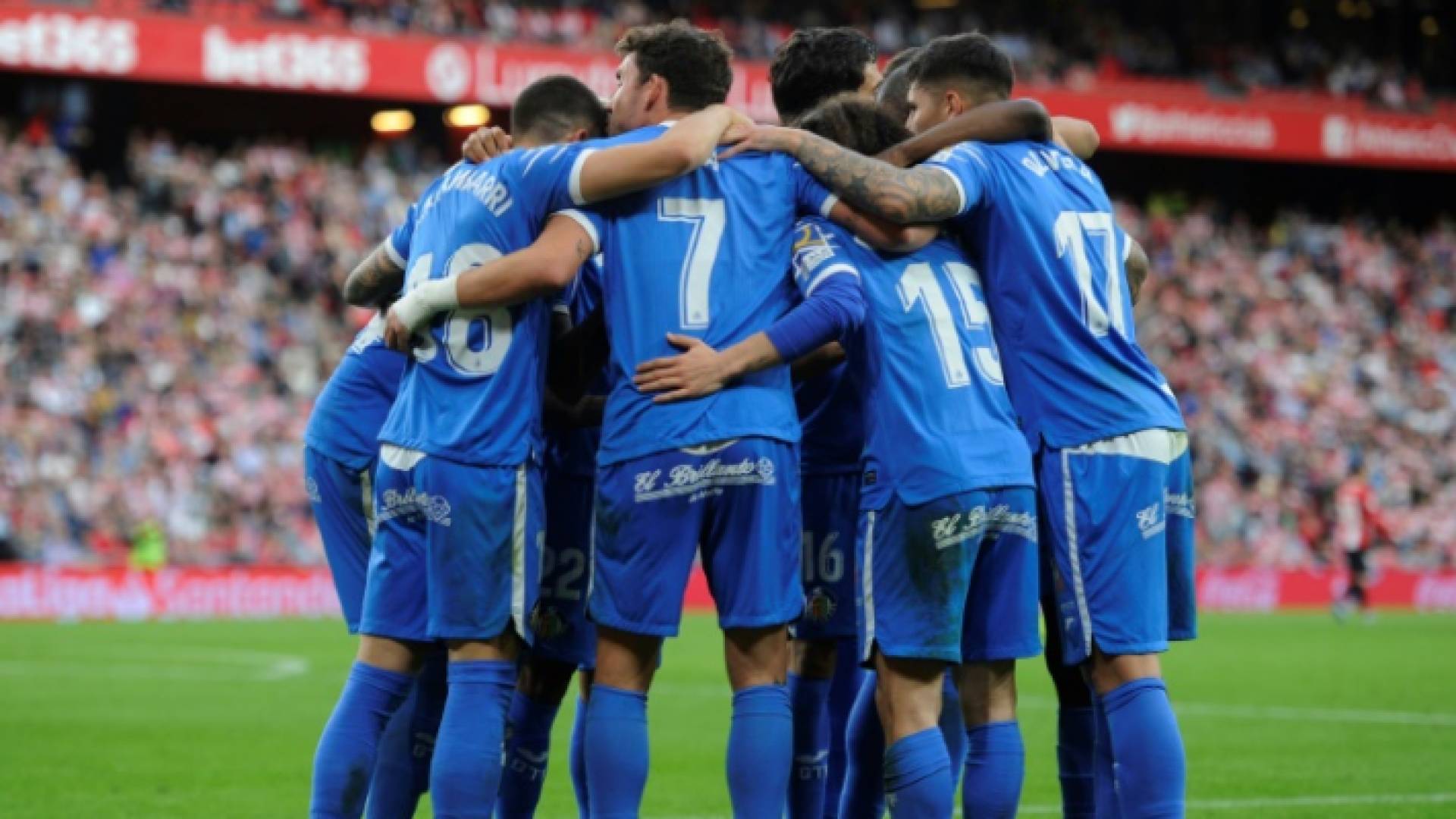 لاعبو خيتافي يحتفلون بهز شباك مضيفهم أتلتيك بلباو