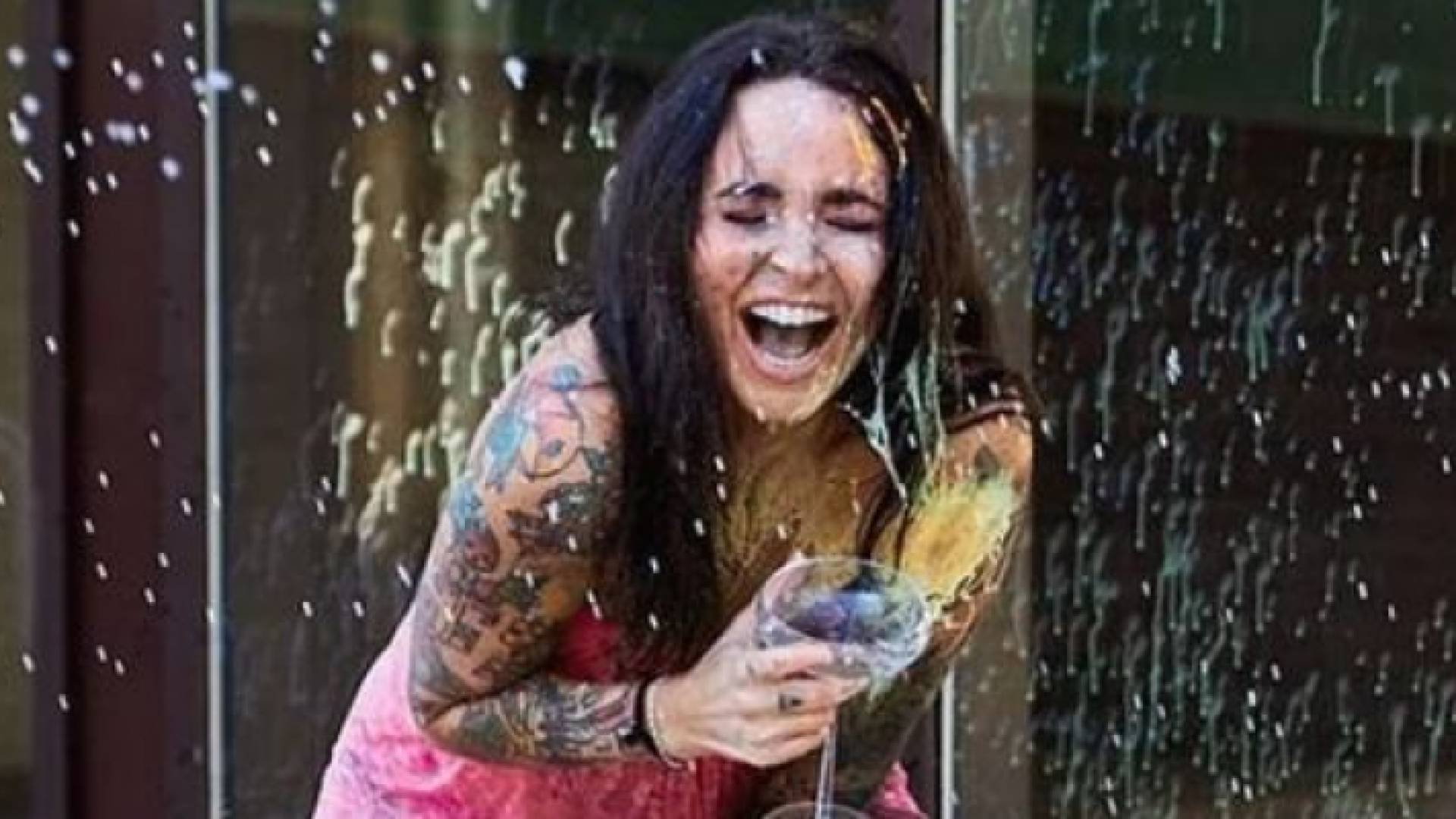 بريطانية تحتفل بطلاقها بطريقة جنونية