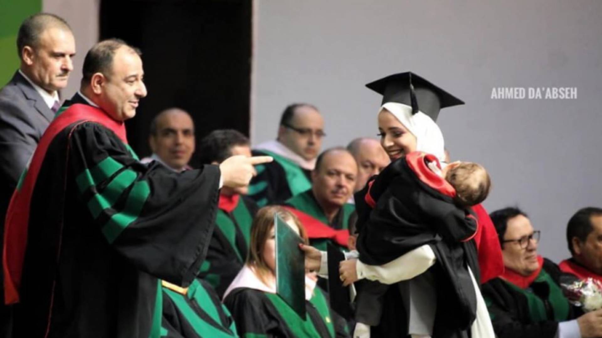 لقطة اليوم.. طفل على كتف أمه "الخريجة"