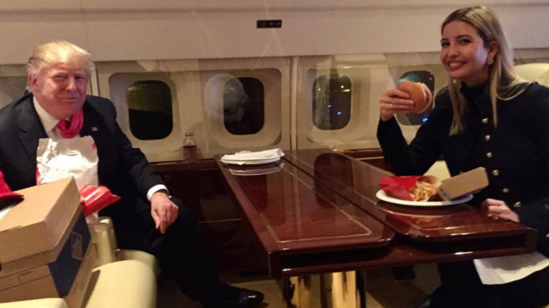 ايفانكا تنشر صورة مع والدها ترمب وهم في الطائرة