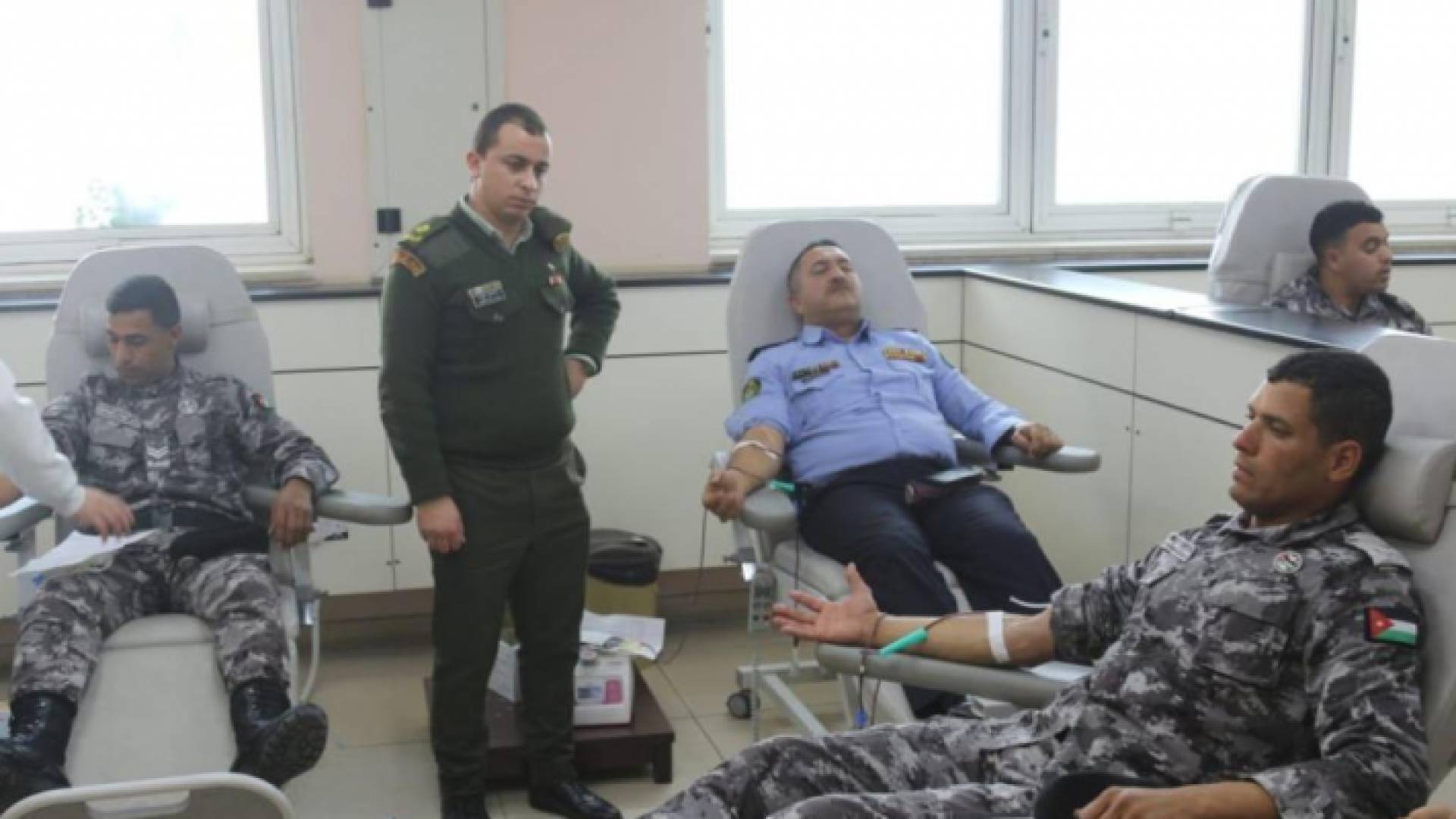 الملك يوجه نشامى الأمن العام بتأمين وحدات دم لأحد المواطنين