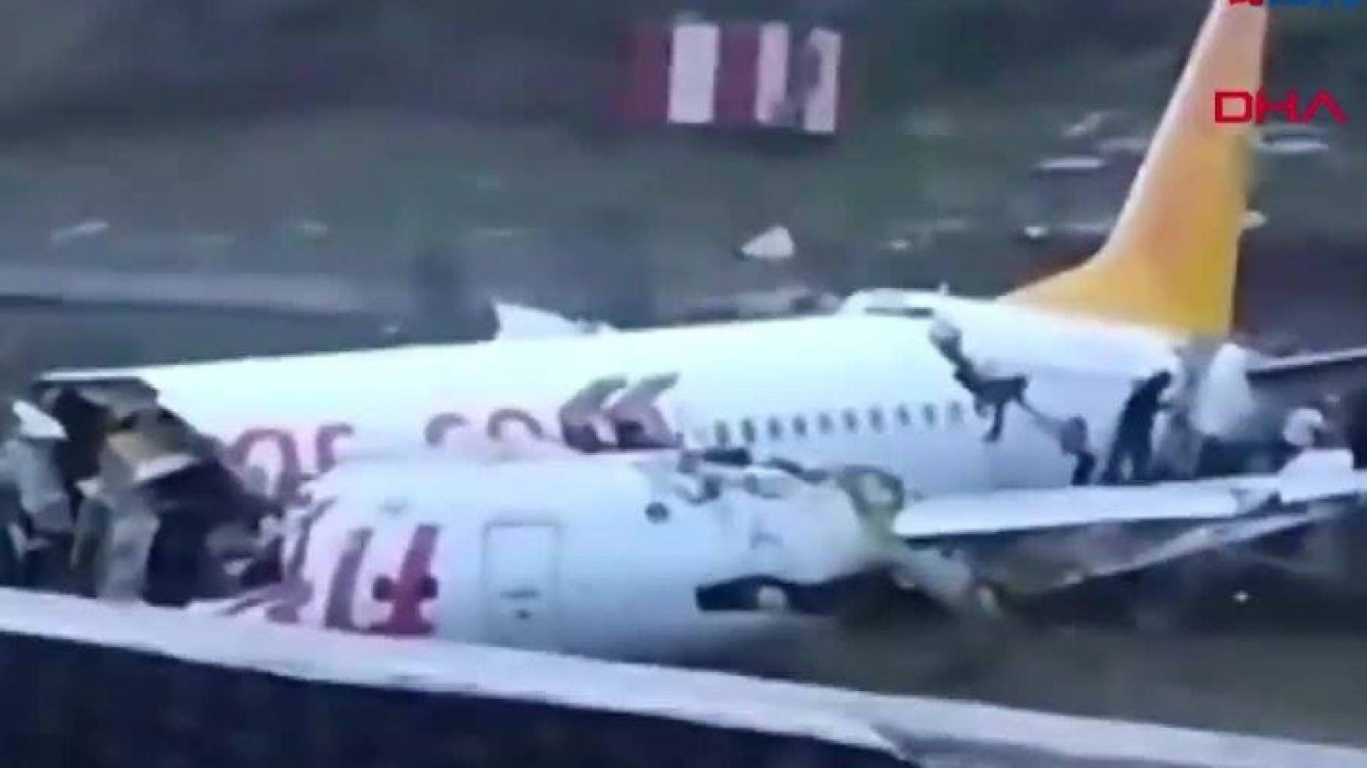 ا ف ب: خروج طائرة عن المدرج وانشطارها قسمين بعد هبوطها في اسطنبول