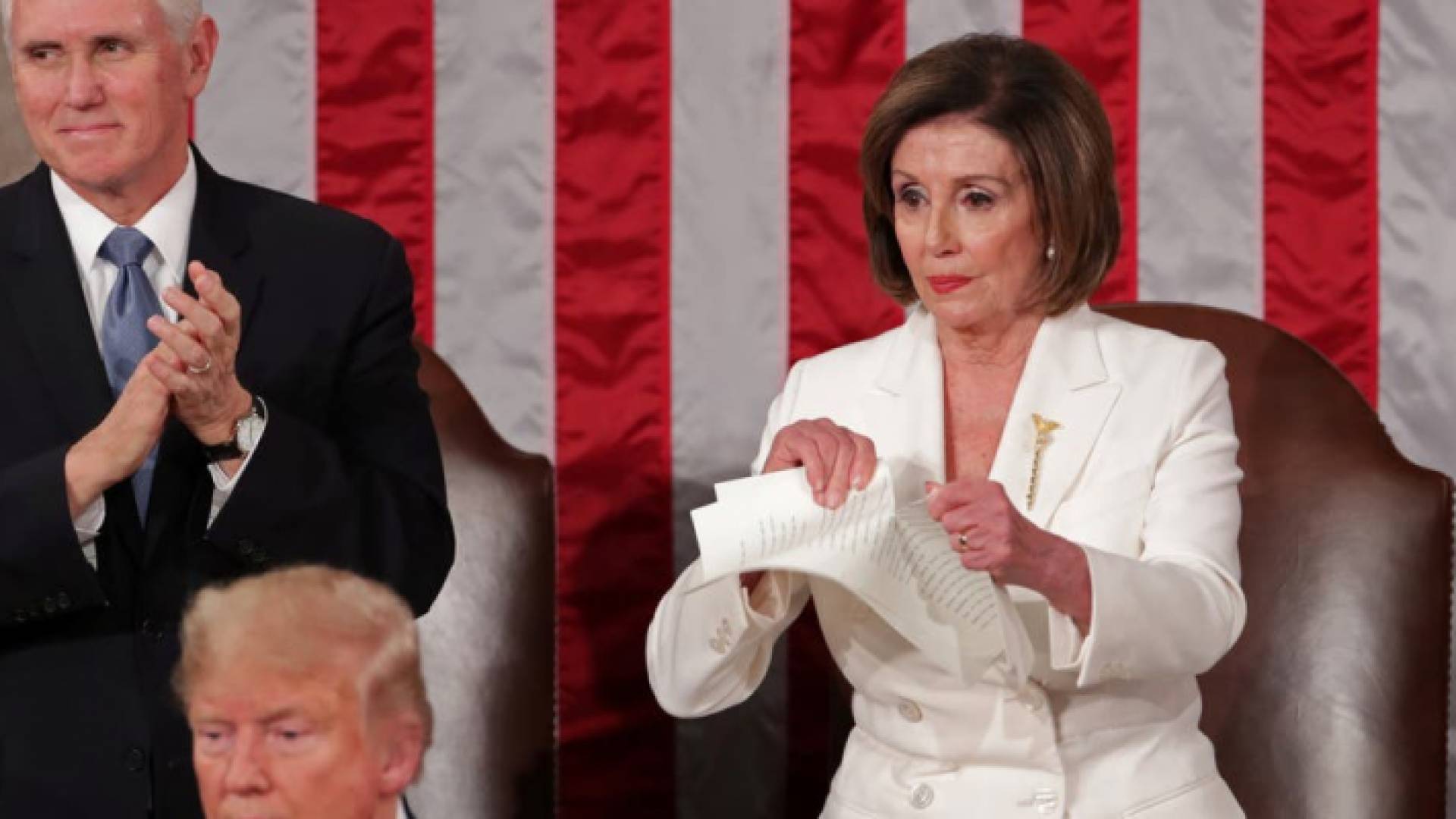 رئيسة مجلس النواب الأمريكي نانسي بيلوسي تمزق نسخة من خطاب ترمب حول حال الاتحاد