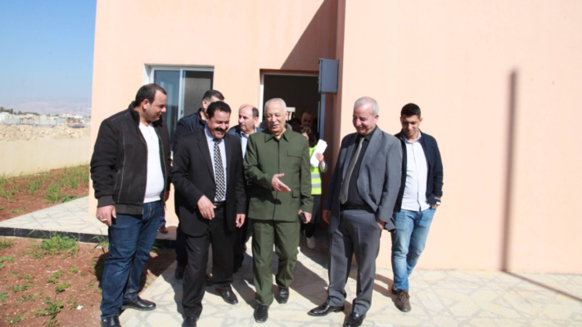 العيسوي والعموش يتفقدان مشروع مساكن الأسر العفيفة بالملاحة في دير علا
