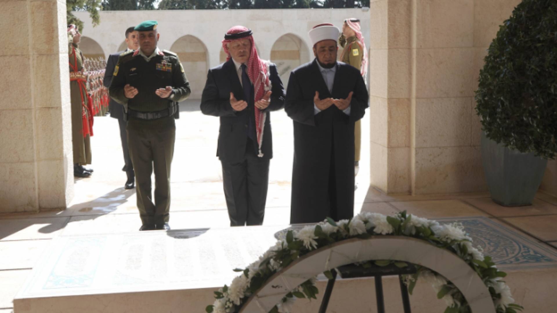 الملك يزور ضريح المغفور له الملك الحسين بن طلال