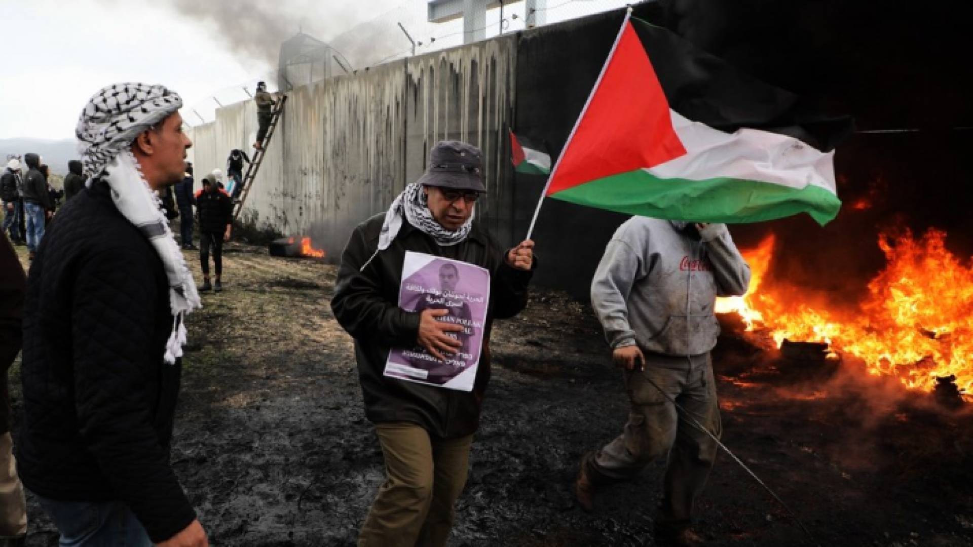 الصورة من مواجهات بين الشبان الفلسطينيين وقوات الاحتلال