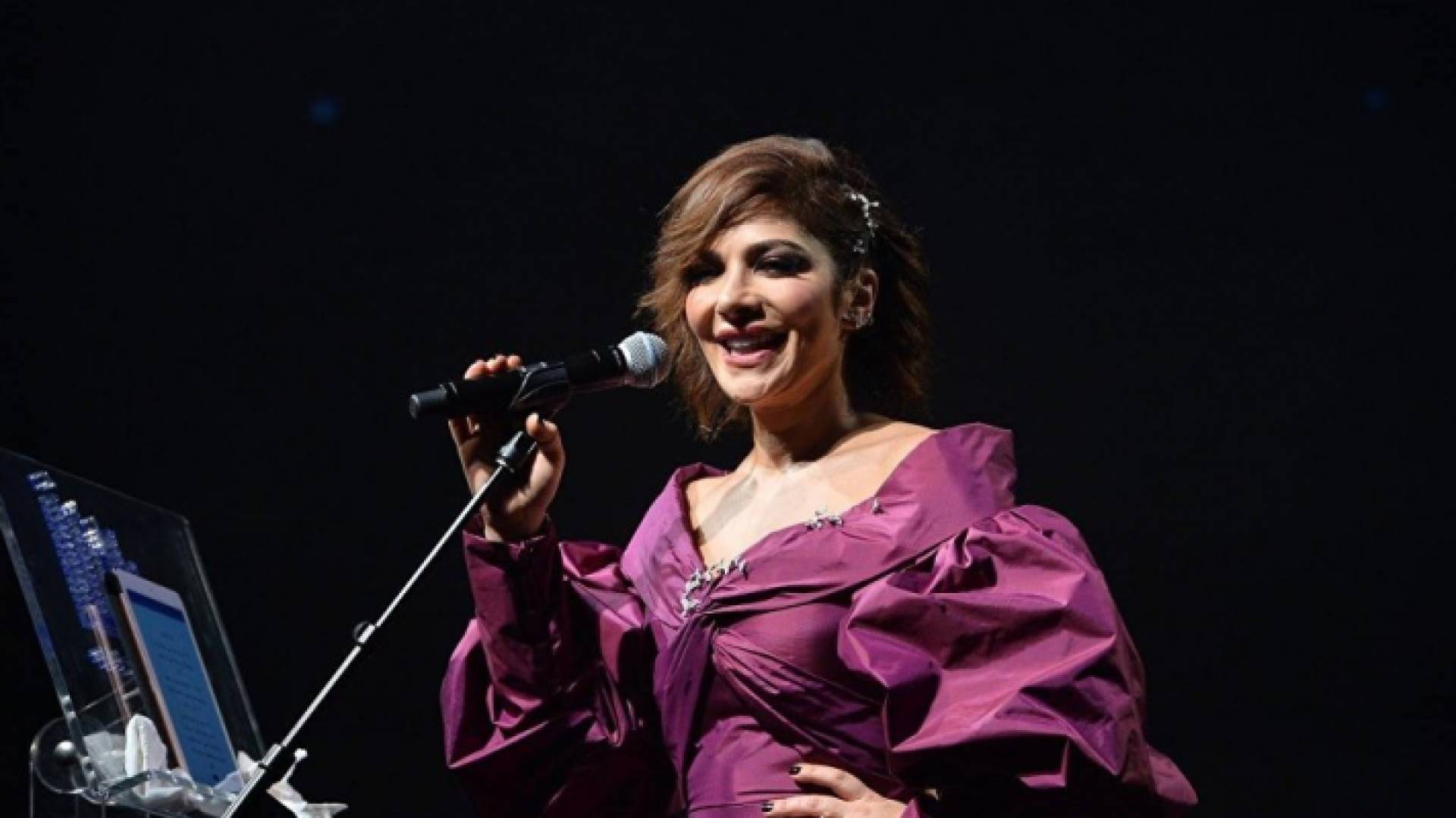 أصالة قالت للجمهور لدي فستانيين آخرين خلف الكواليس احتياطي، وفستان الريش جاهز