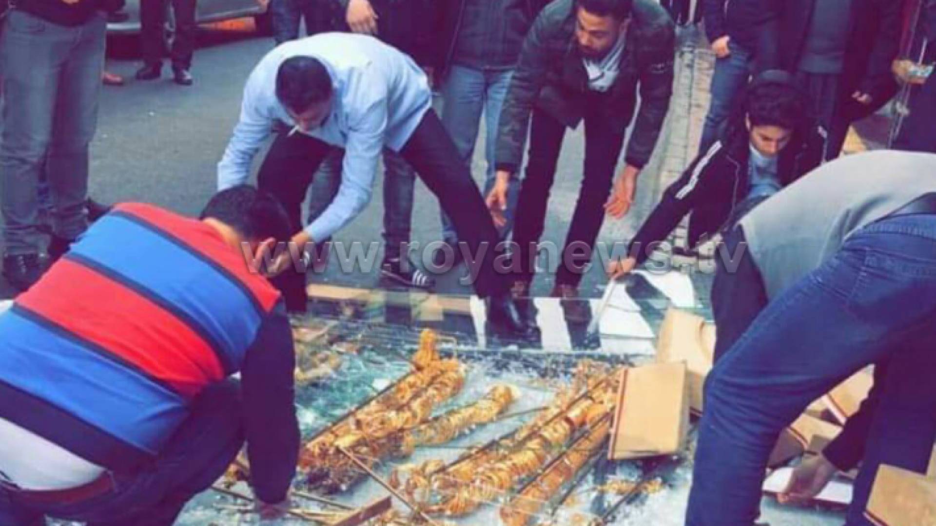 صورة لسقوط واجهة محل الذهب