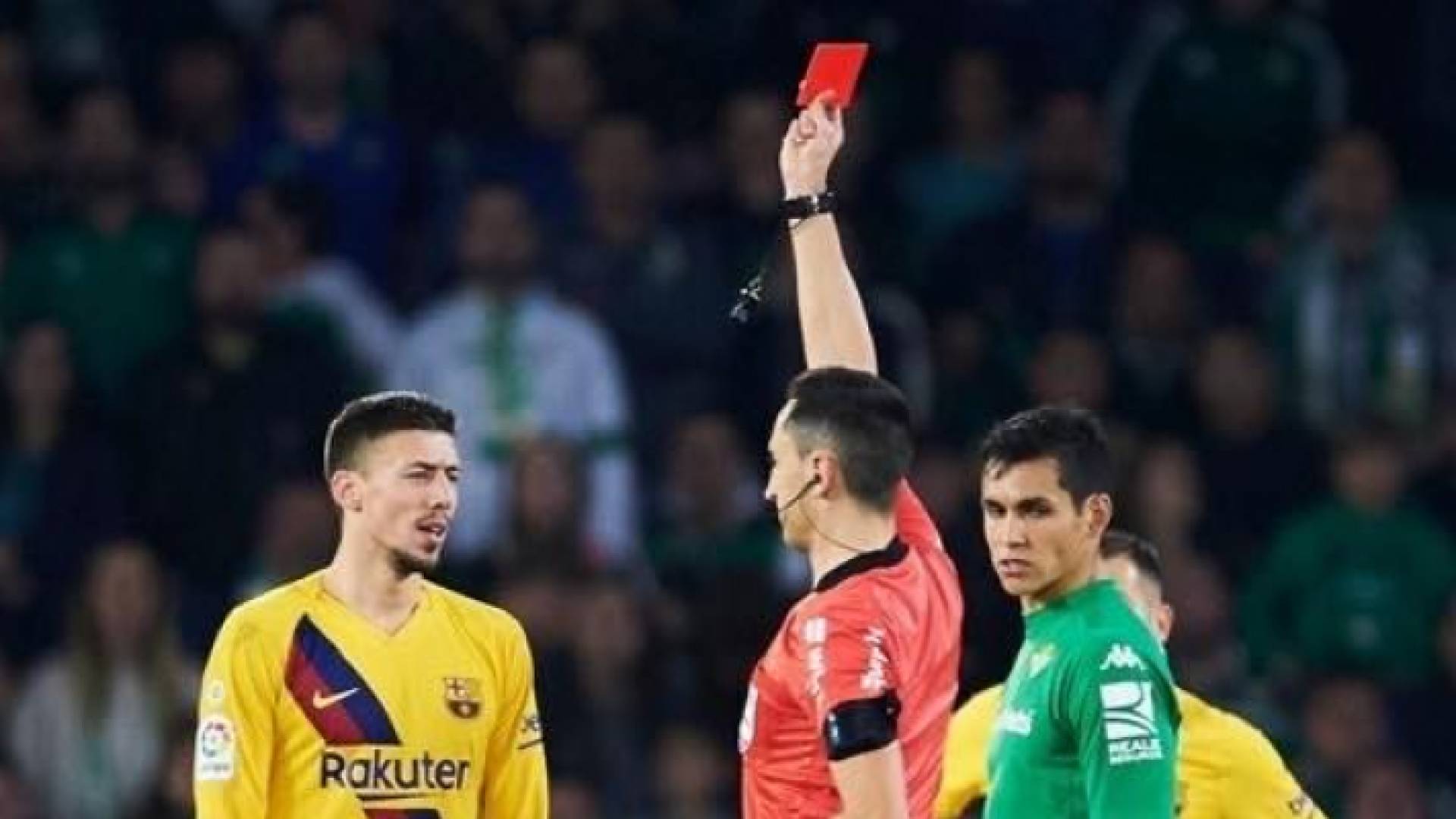 ابعاد حكم مباراة ريال بيتيس وبرشلونة عن الجولة القادمة للدوري الاسباني