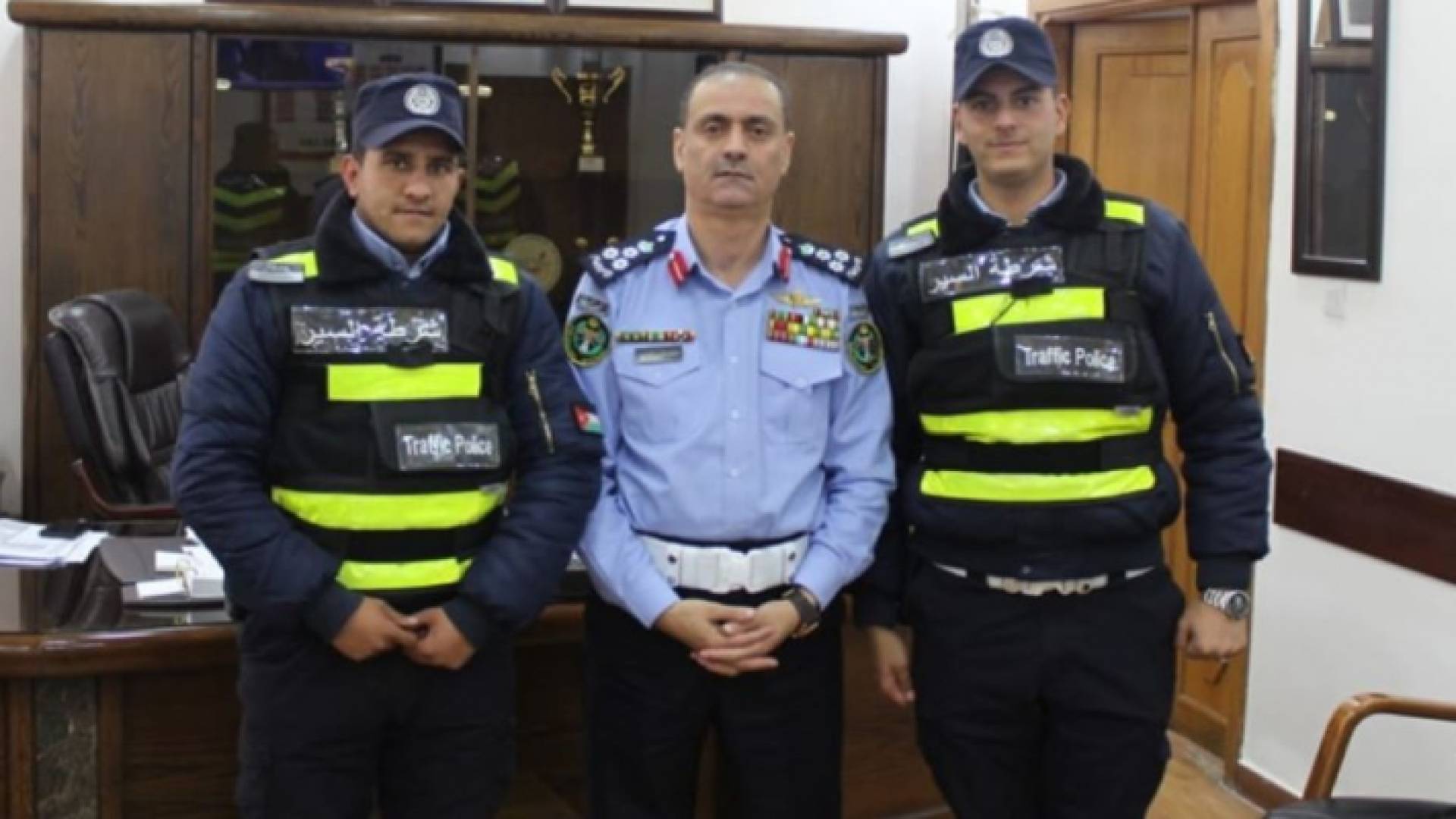 مدير ادارة السير يكرم رقيبي سير لانقاذهم شاب حاول الانتحار من اعلى جسر عبدون