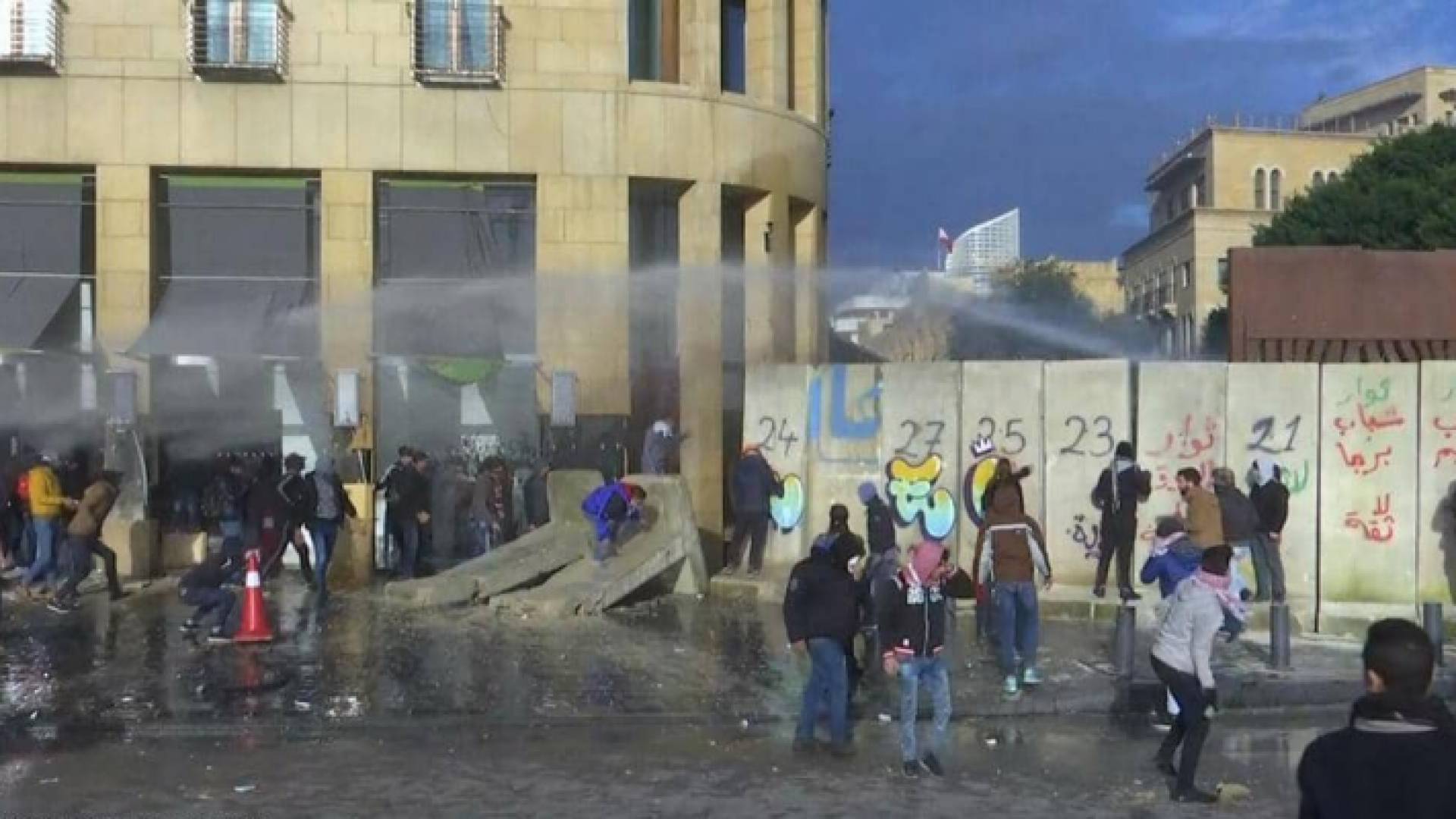 الأمن اللبناني يغلق الطرق المؤدية للبرلمان