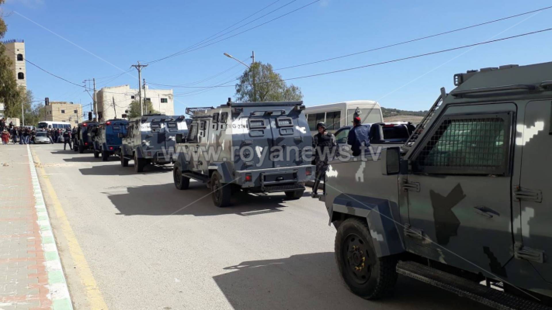 الامن يفتح طريق اغلقه محتجون في الكرك