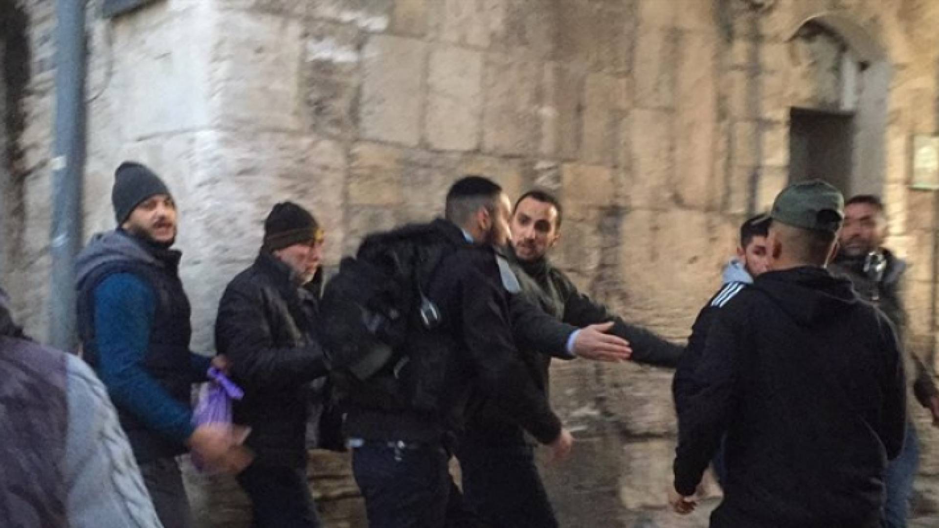 قوات الاحتلال تعتدي على المصلين