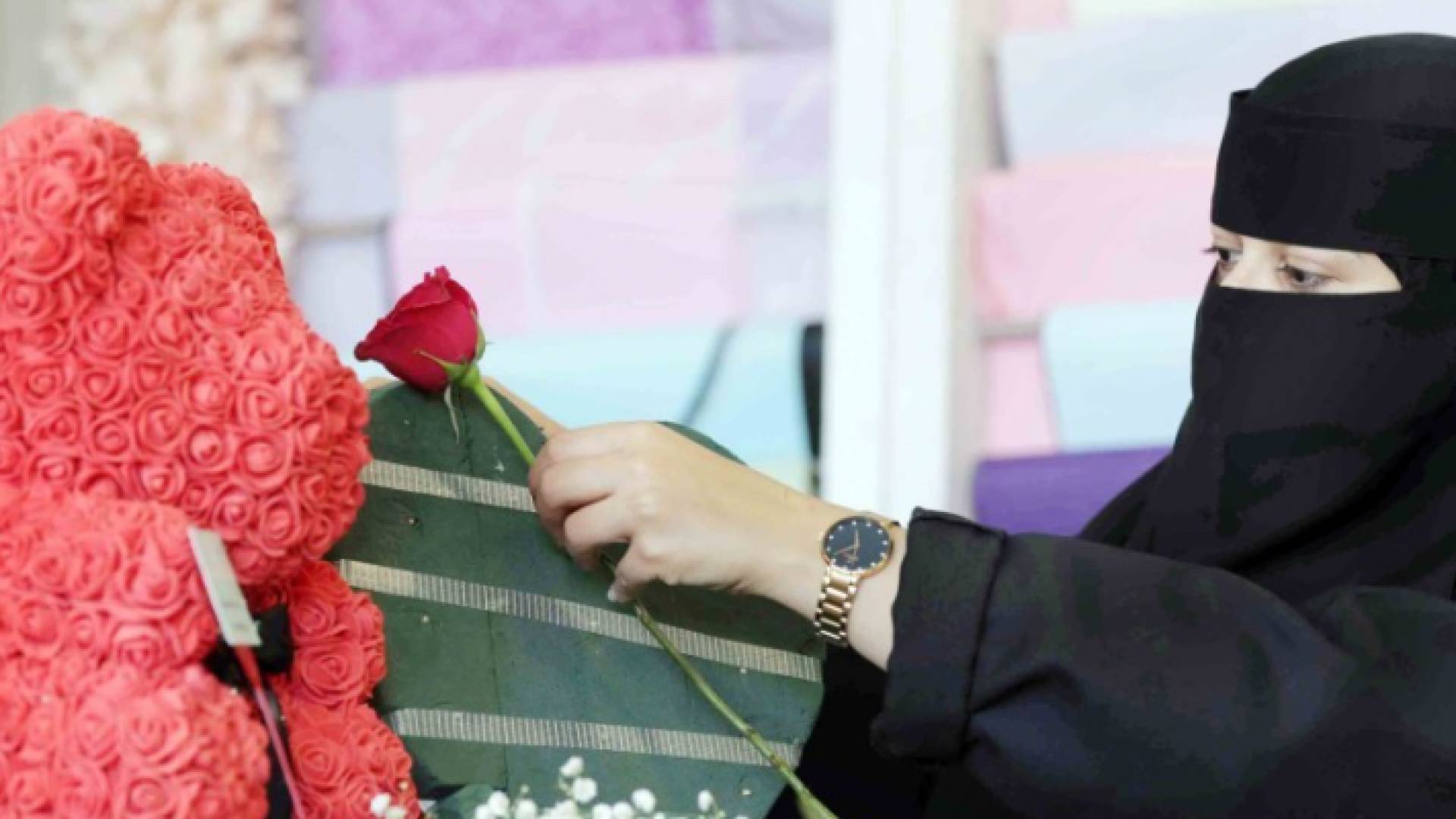 سعوديات يحتفلن بـ "عيد الحب"